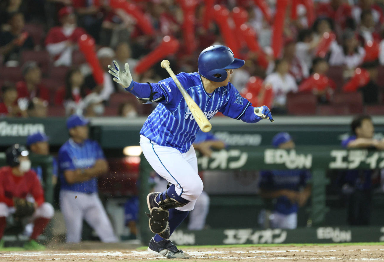 広島対DeNA 7回表DeNA2死一,二塁、東は左適時打を放つ（撮影・加藤孝規）
