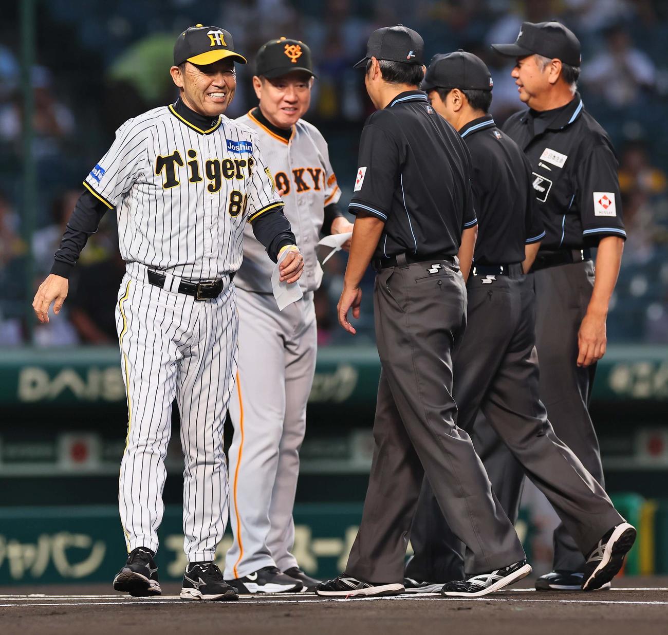 阪神対巨人　スタメンを交換する岡田監督（左）と原監督（撮影・上田博志）