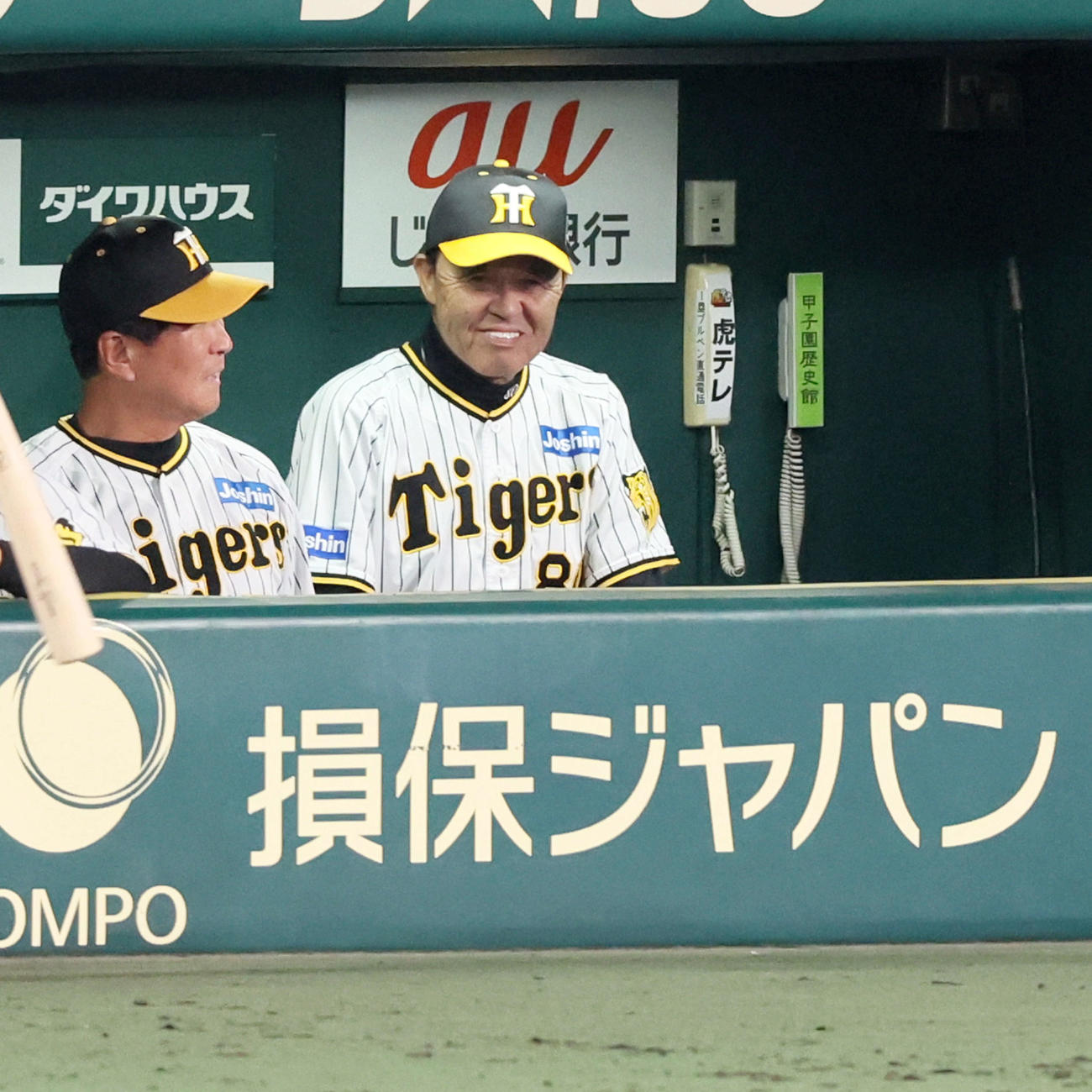 阪神対巨人　5回裏阪神無死、岡田監督は伊藤将が一失で出塁すると白い歯を見せる（撮影・加藤哉）