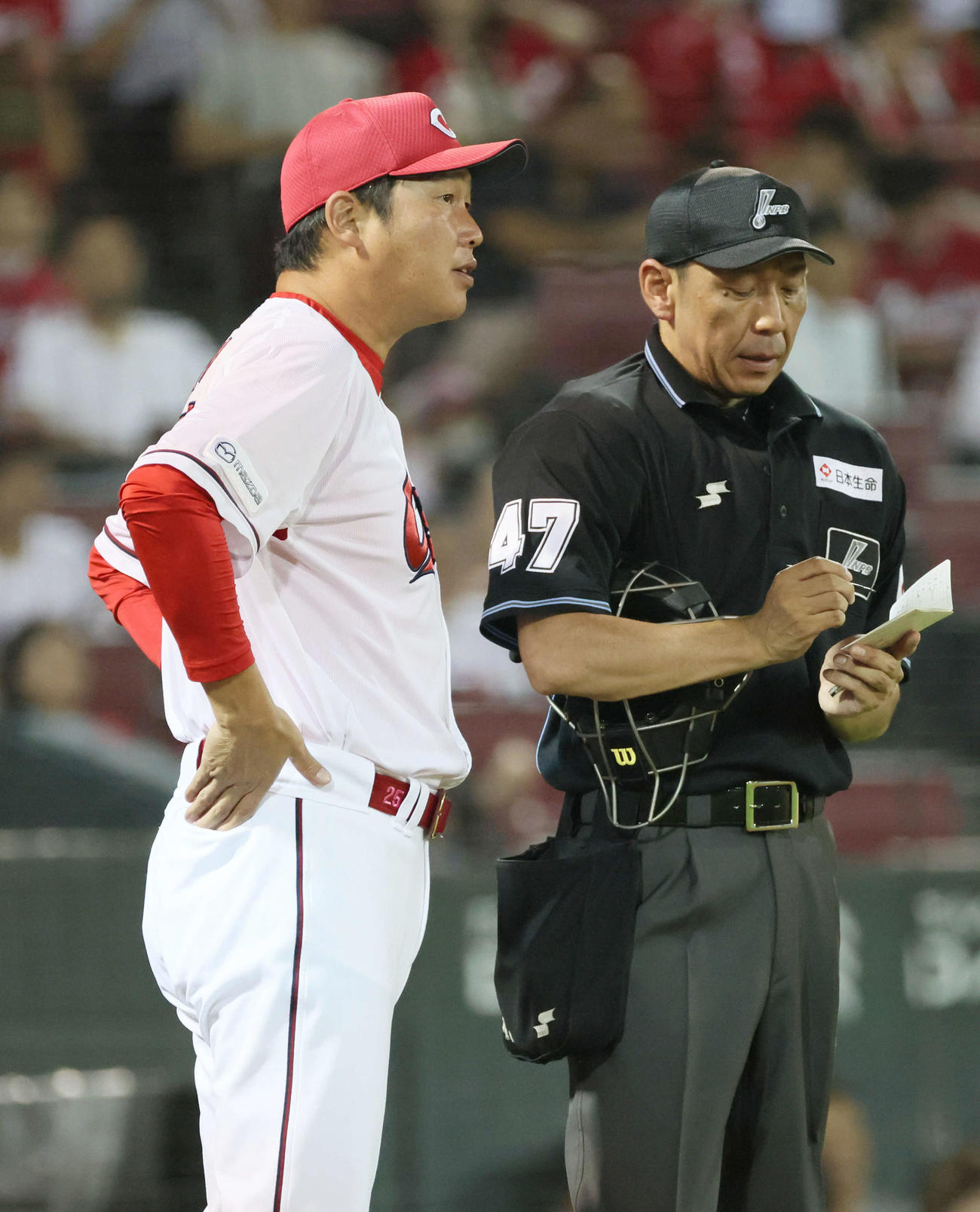 広島対DeNA 8回裏終了時、交代を告げる新井監督（撮影・加藤孝規）