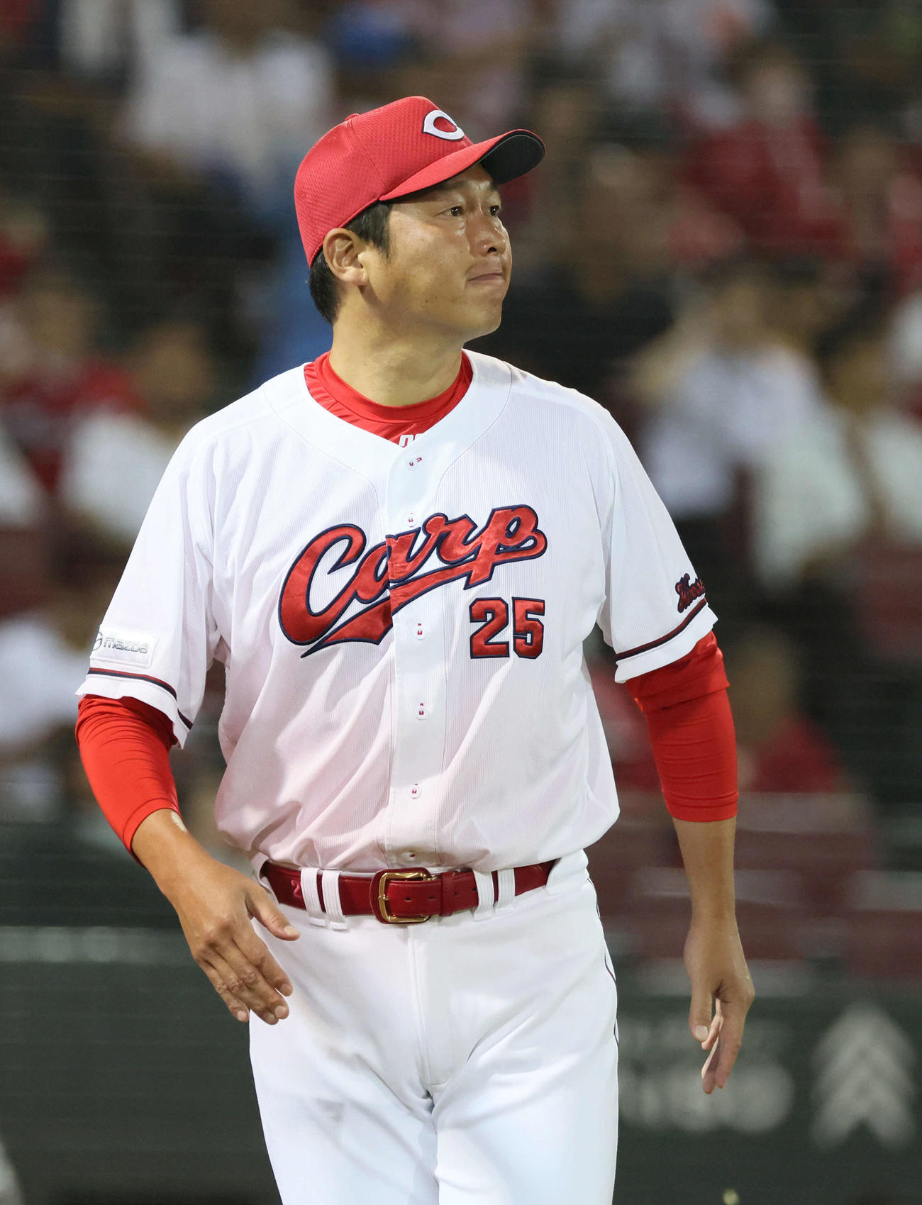 広島対DeNA 6回表DeNA2死一塁、投手の交代を告げる新井監督（撮影・加藤孝規）