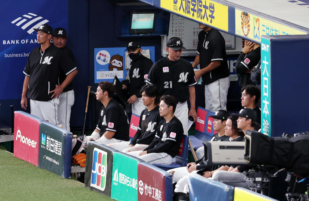 オリックス対ロッテ　試合に敗れたロッテの選手たちは優勝して歓喜するオリックスの選手たちを見つめる（撮影・前田充）