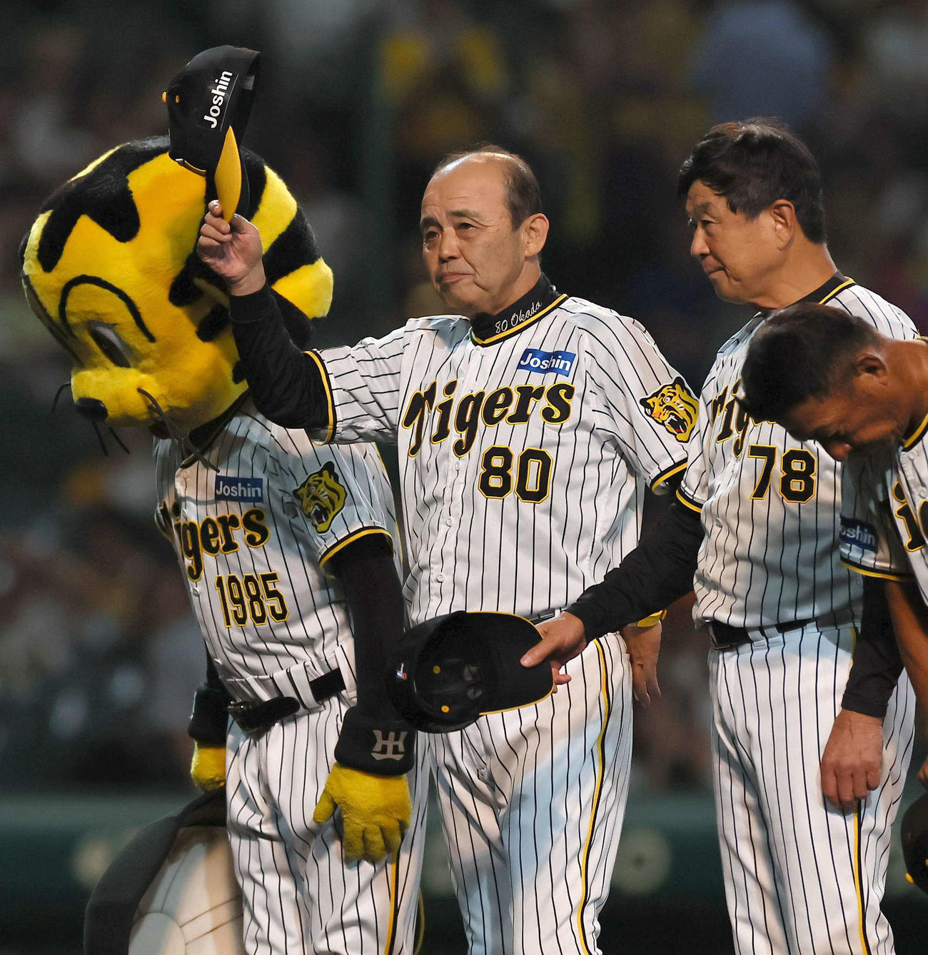 阪神対巨人　巨人に勝利した岡田監督はファンの歓声に帽子を上げて応える（撮影・上田博志）