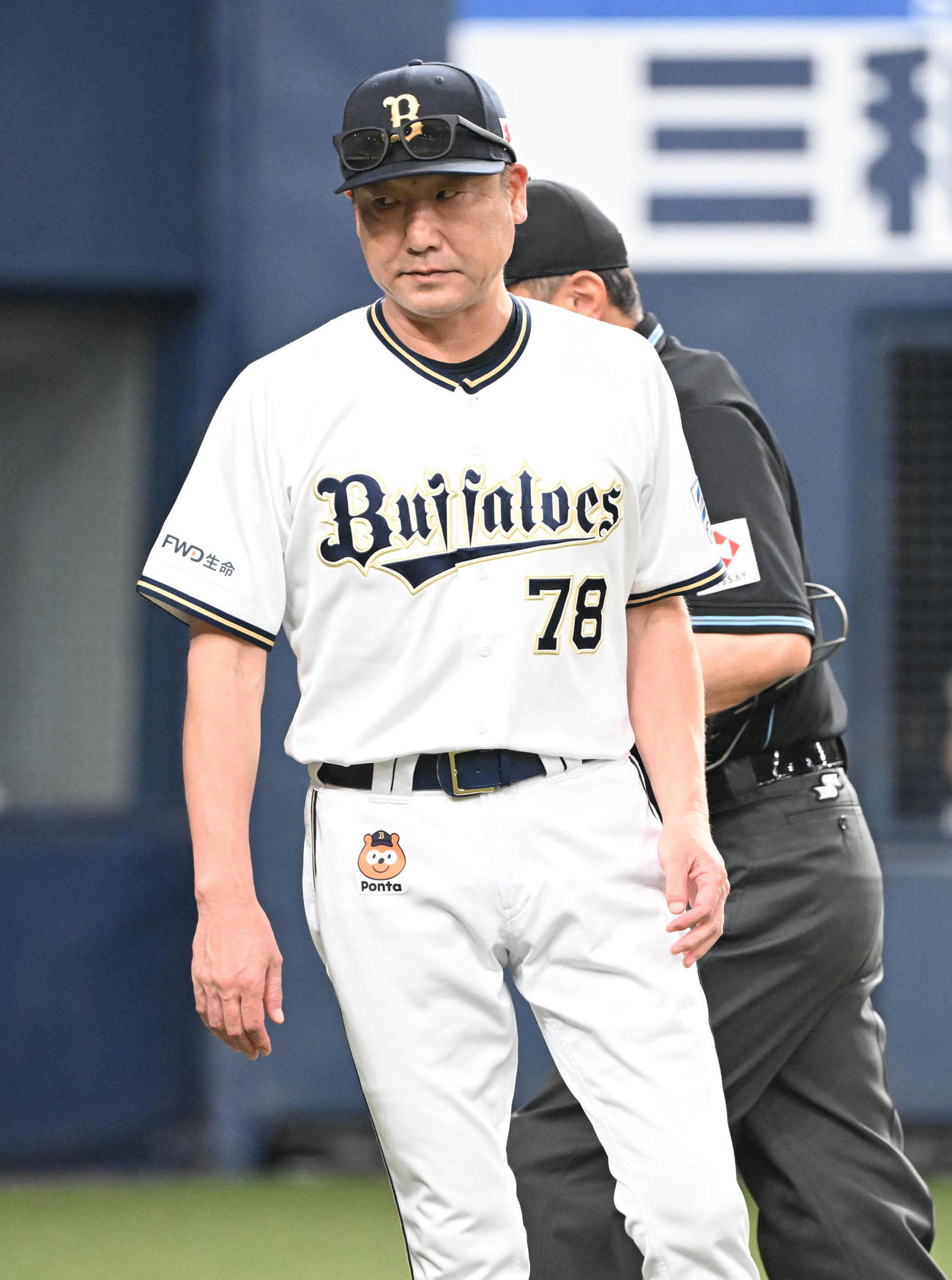 オリックス対ロッテ　5回表ロッテ2死二塁、山口に四球を出した山崎福を降板させる中嶋監督（撮影・和賀正仁）