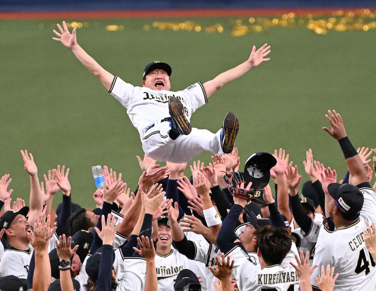 リーグ優勝を果たし胴上げされる中嶋監督（撮影・石井愛子）
