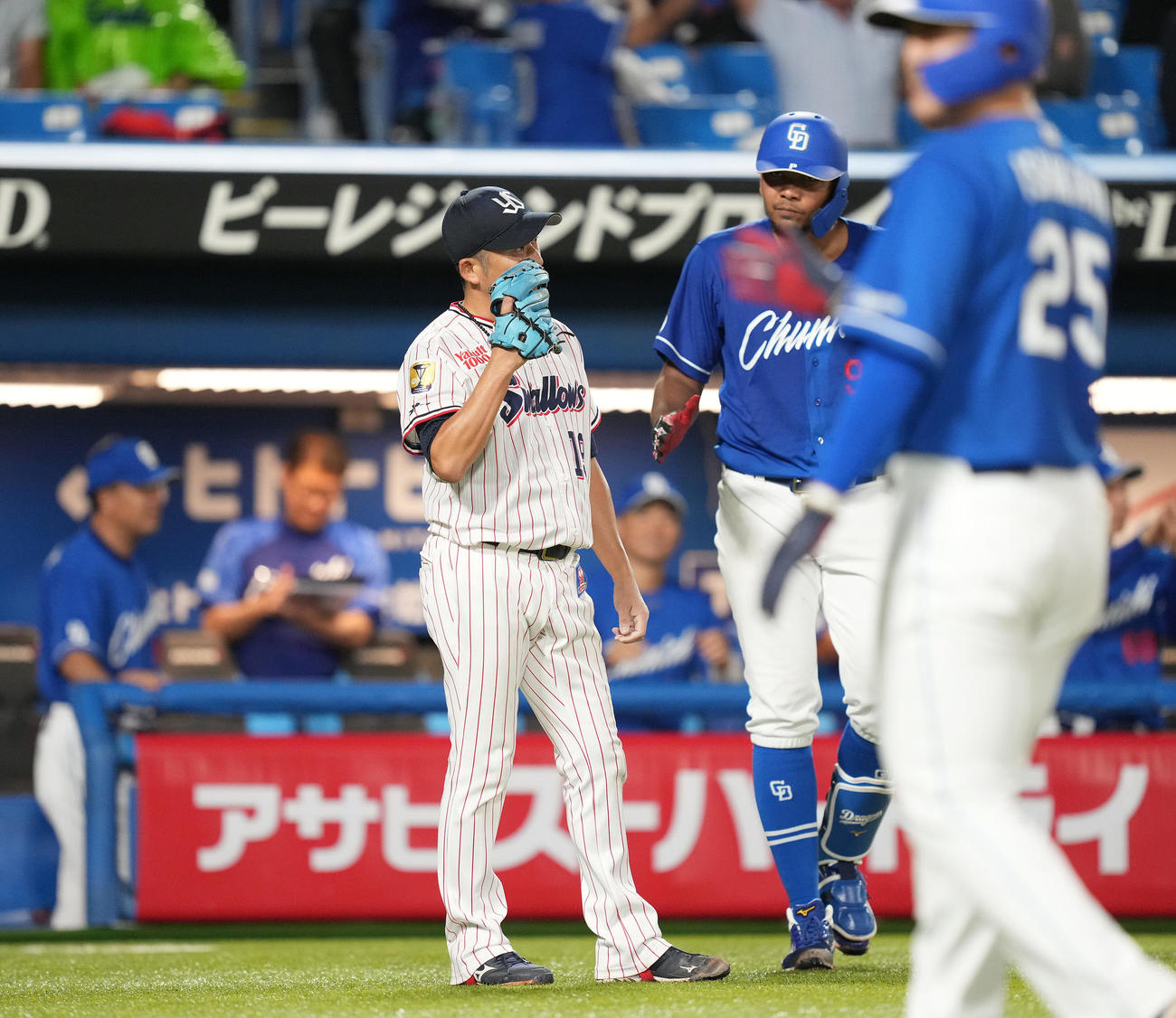 ヤクルト対中日　4回表中日1死満塁、龍空に右2点適時打を浴び、浮かない表情の石川（撮影・鈴木みどり）