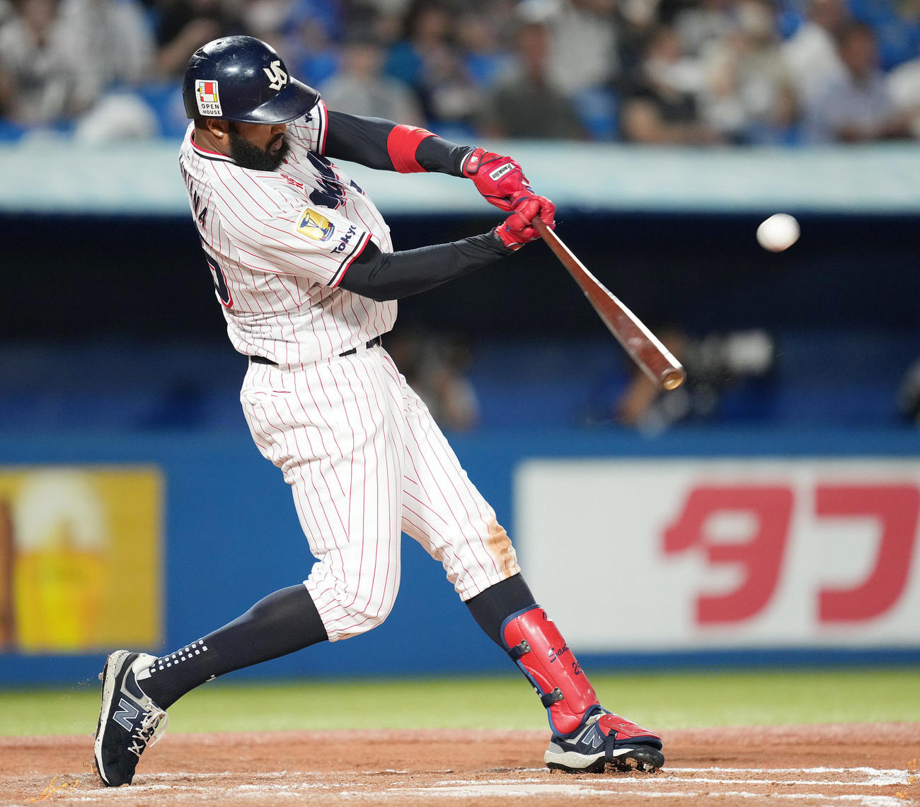 ヤクルト対中日　8回裏ヤクルト無死一塁、右中間に2点本塁打を放つサンタナ（撮影・鈴木みどり）
