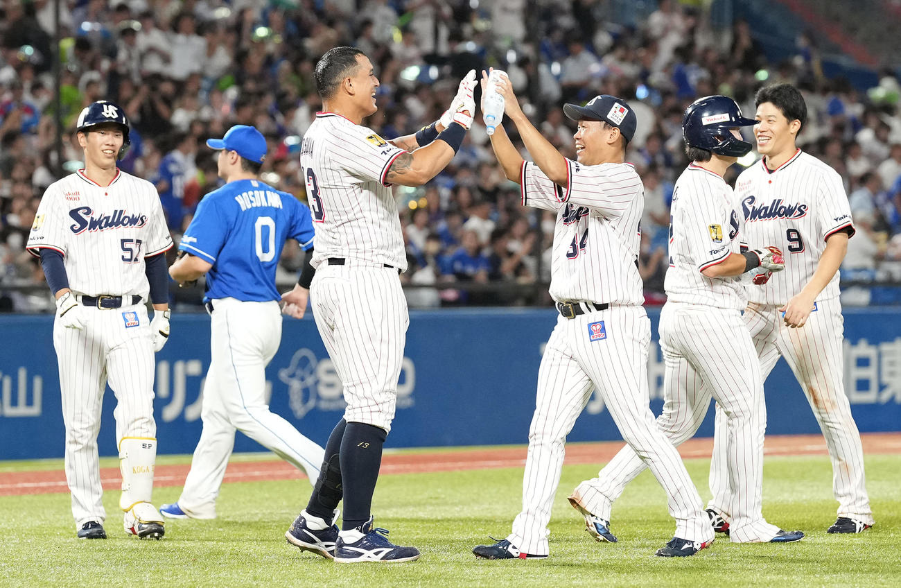 ヤクルト対中日　9回裏にサヨナラ打を放ったオスナ（中央左）は田口（同右）とハイタッチ（撮影・鈴木みどり）