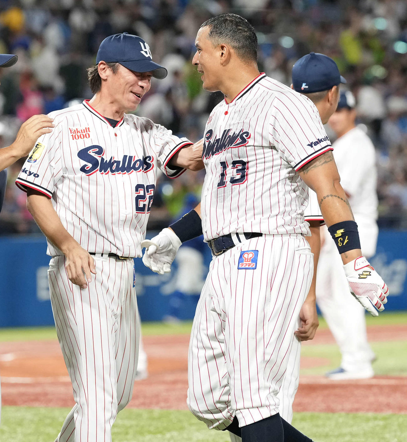 ヤクルト対中日　9回裏サヨナラ打を放ったオスナ（右）を笑顔で迎えるヤクルト高津監督（撮影・鈴木みどり）