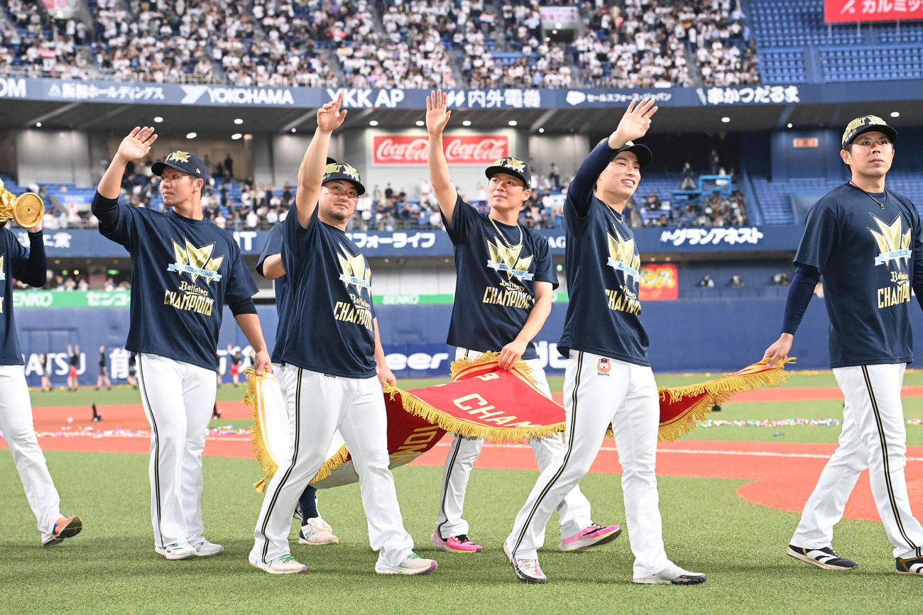 ペナントを手に場内1周する山本、森らオリックスの選手（撮影・和賀正仁）