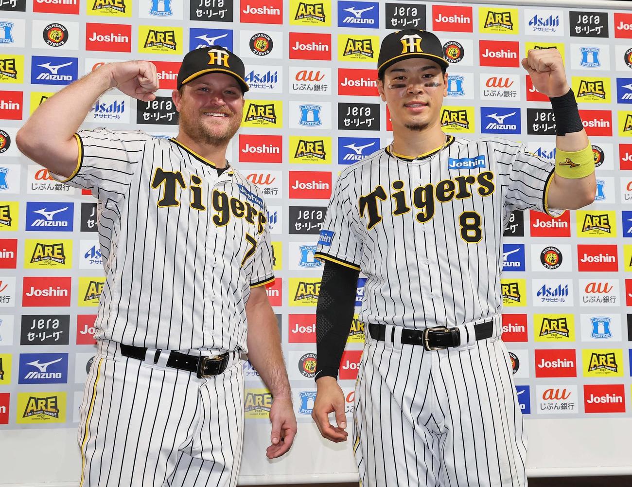 阪神対巨人　お立ち台でガッツポーズをするノイジー（左）と佐藤輝（撮影・上田博志）