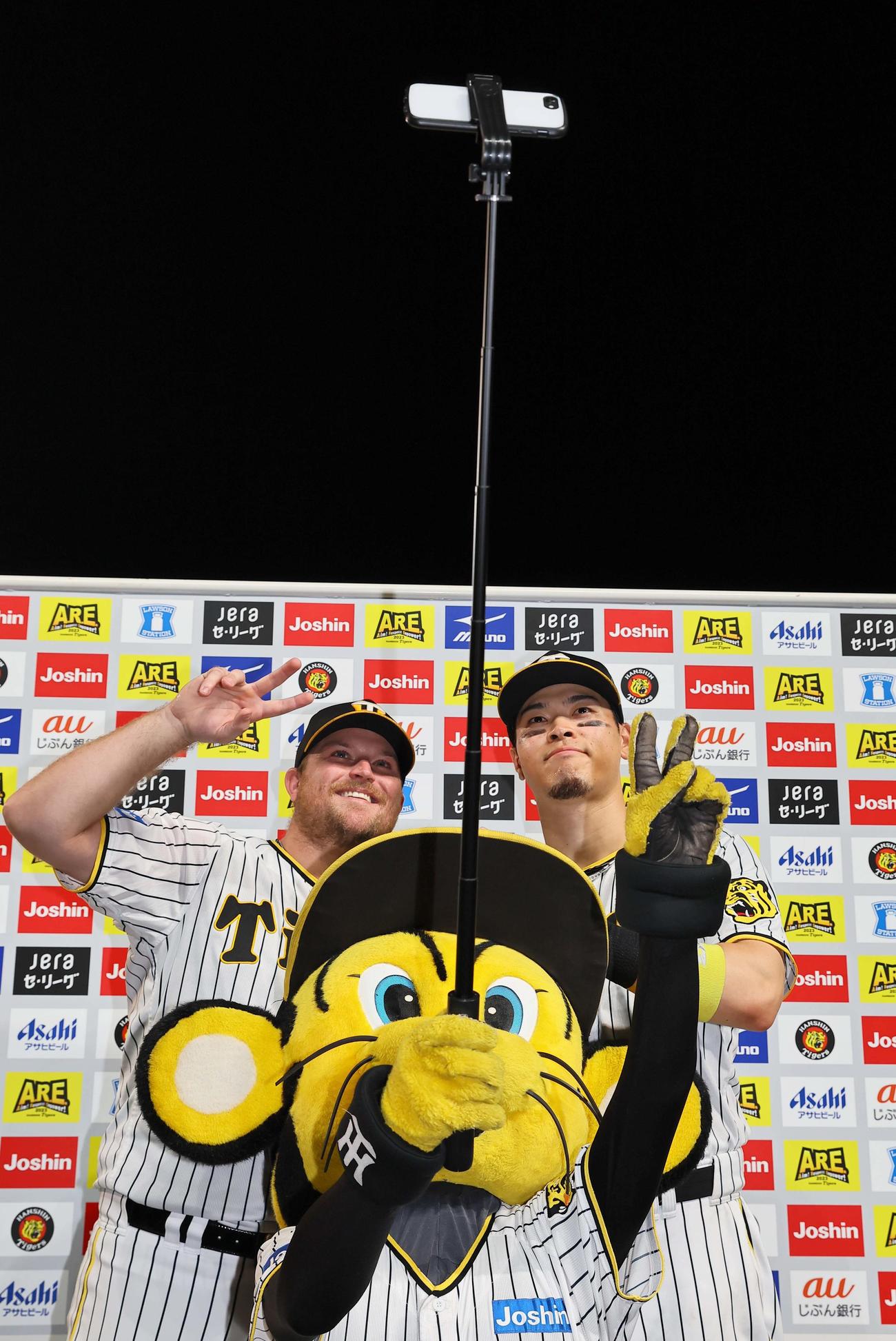 阪神対巨人　トラッキーと記念撮影をするノイジー（左）と佐藤輝（撮影・上田博志）