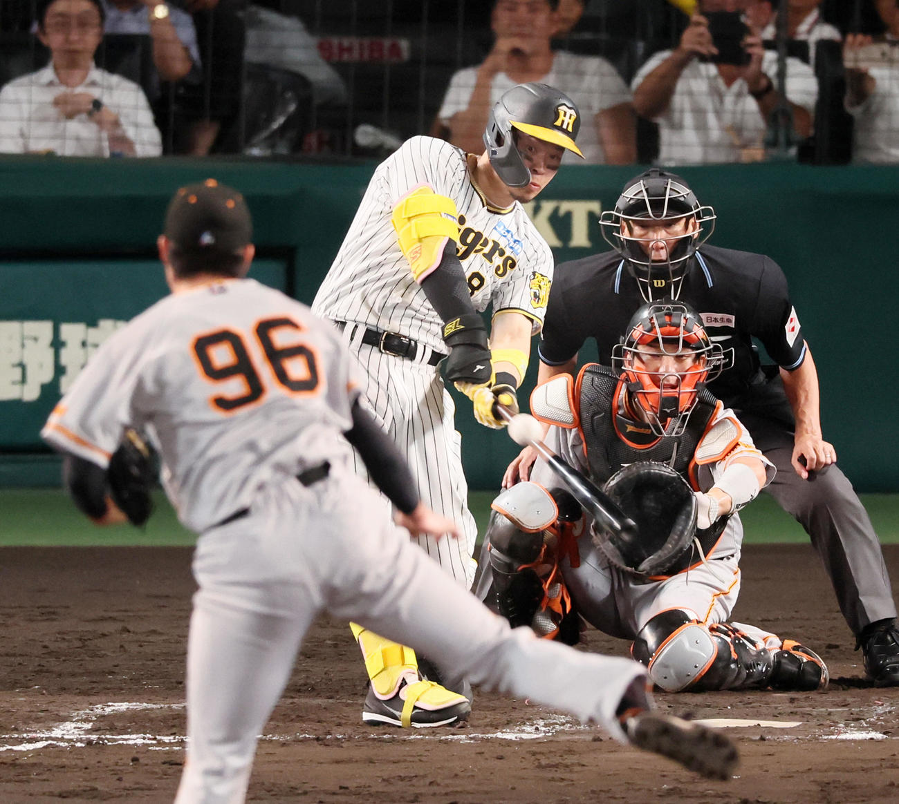 阪神対巨人　8回裏阪神2死一塁、佐藤輝は右二塁打を放つ。投手は菊地（撮影・加藤哉）