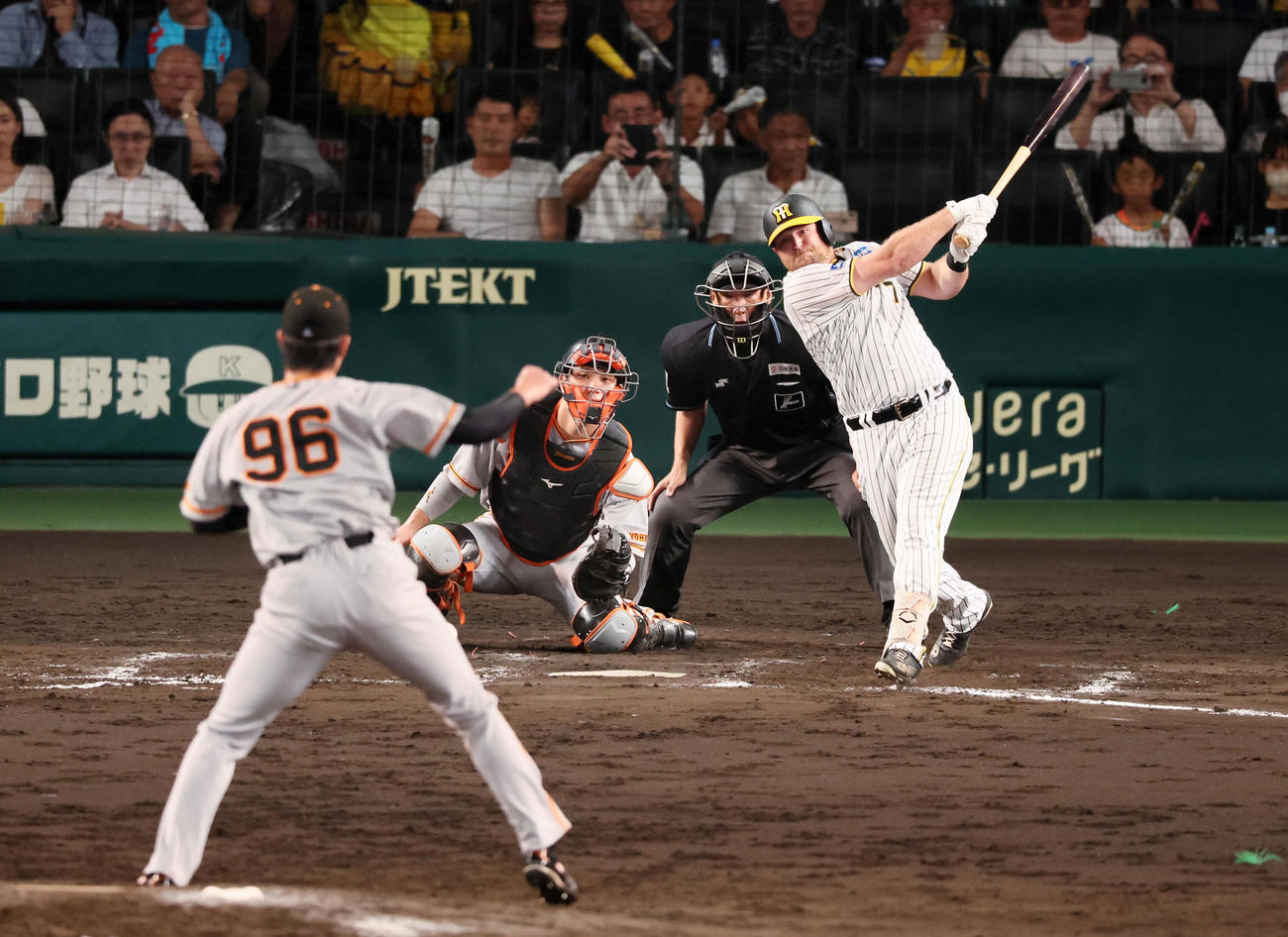 阪神対巨人　8回裏阪神2死二、三塁、ノイジーは中適時打を放ち逆転に成功。投手は菊地（撮影・加藤哉）
