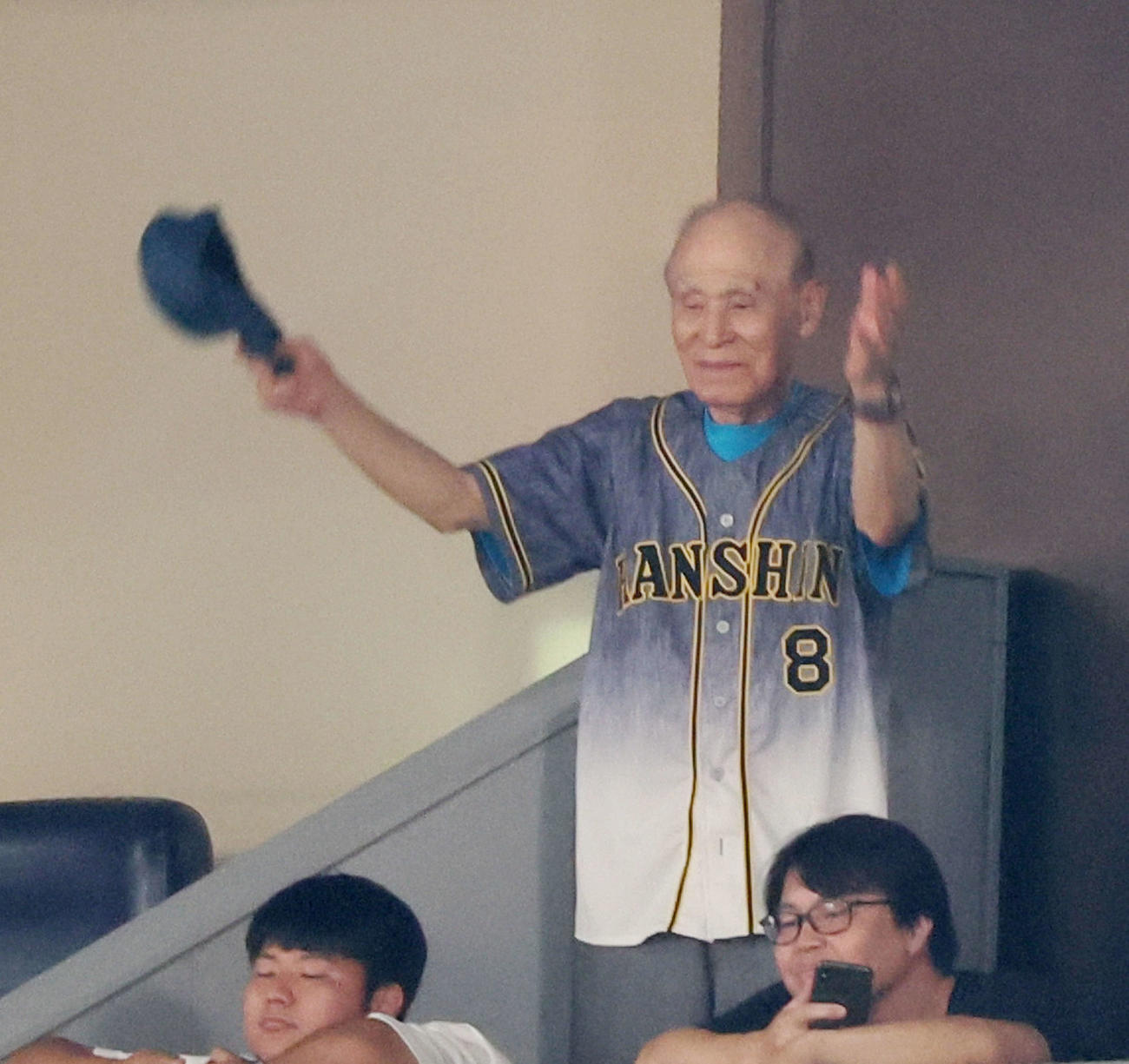 阪神対巨人　巨人に勝利し佐藤輝の祖父・勲さんも笑顔で帽子を振った（撮影・加藤哉）