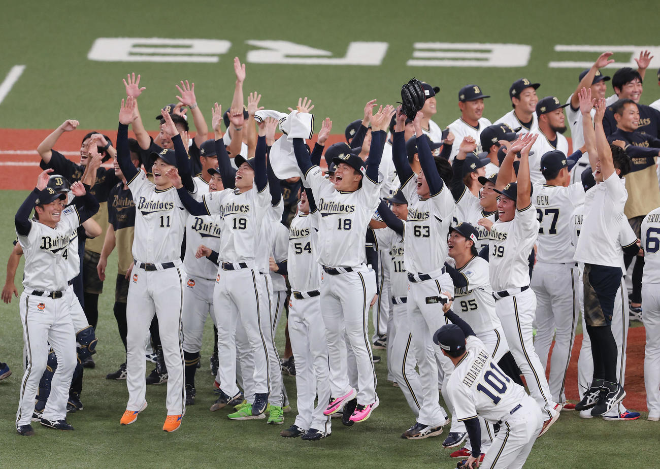オリックス対ロッテ　パ・リーグ3連覇を果たし、中嶋監督の胴上げでジャンプで喜ぶ山本（中央）らオリックスナイン（撮影・前田充）