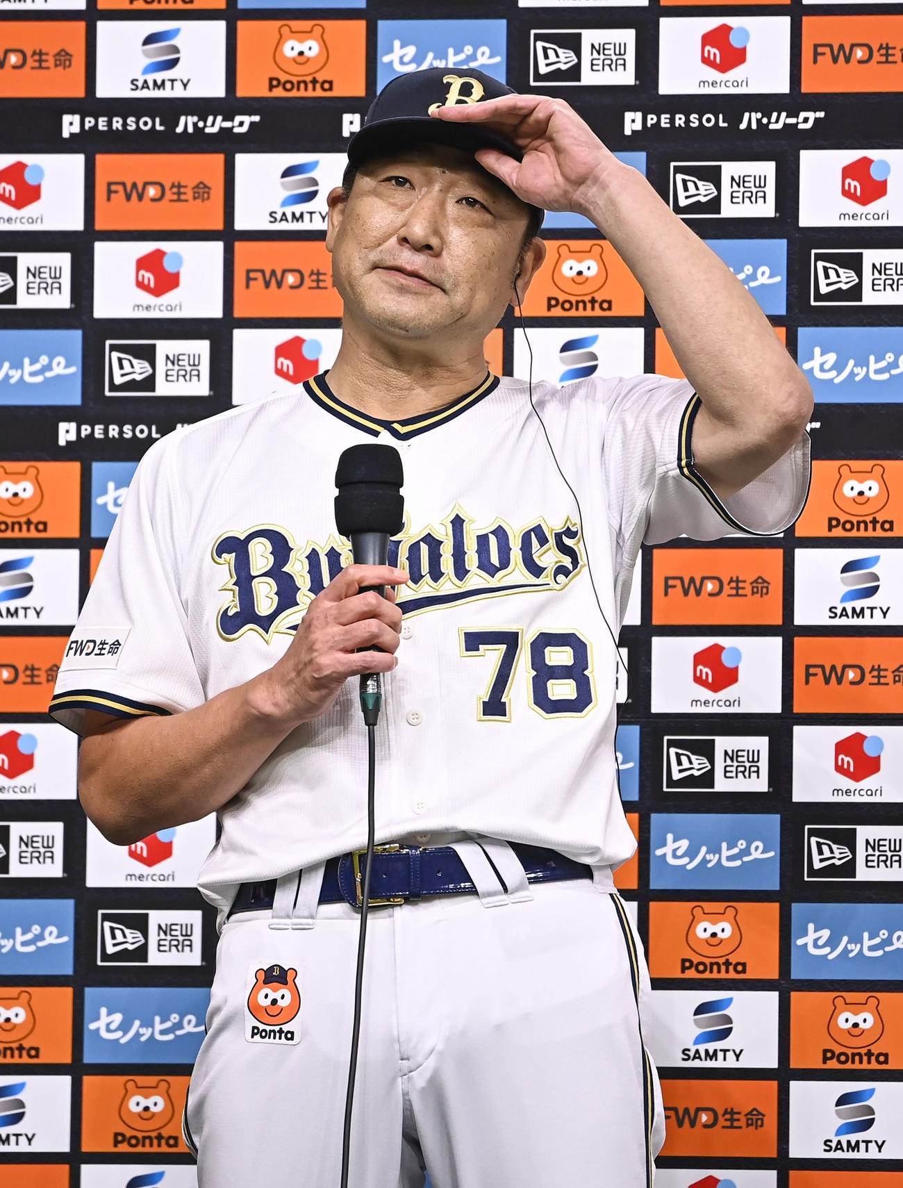 リーグ3連覇を果たし、インタビューに応じるオリックスの中嶋監督（共同）