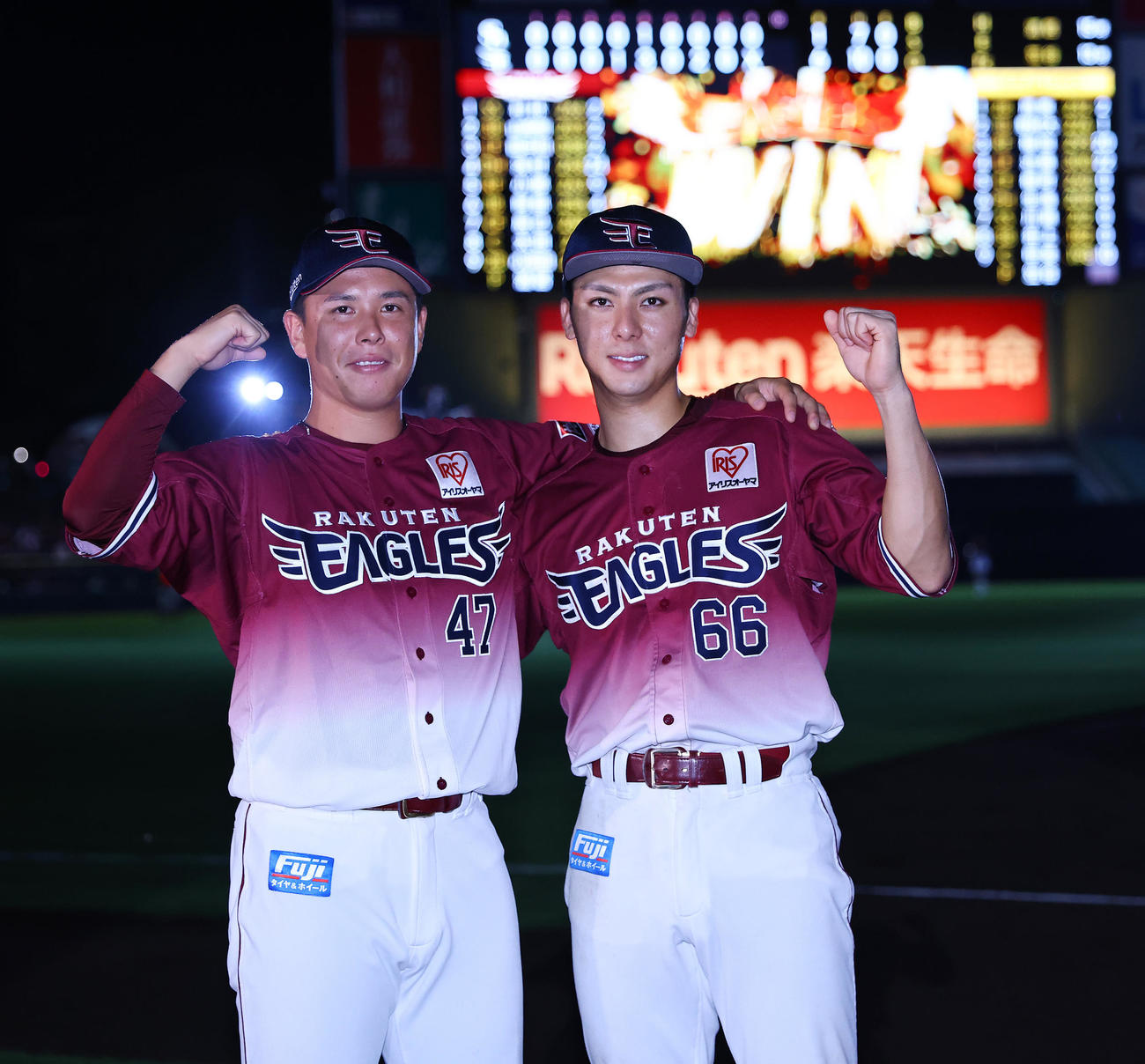 楽天対ソフトバンク　ソフトバンクに連勝しヒーローの楽天藤井（左）と村林は並んで写真に納まる（撮影・垰建太）