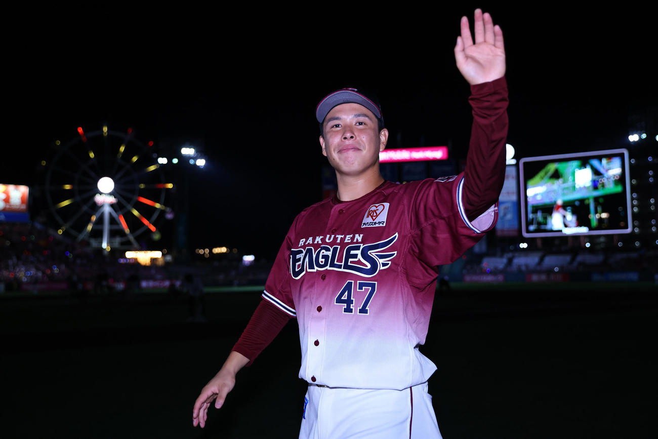 楽天対ソフトバンク　ソフトバンクに連勝しヒーローの楽天藤井はファンの声援に応える（撮影・垰建太）