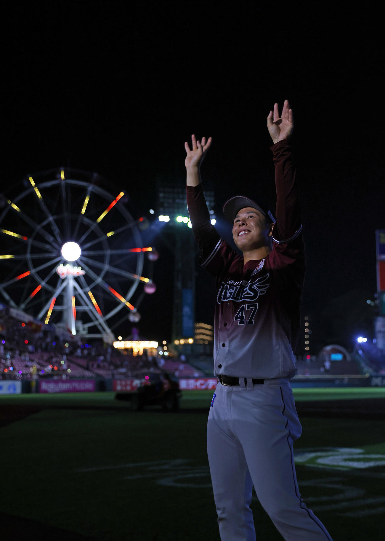 楽天対ソフトバンク　ソフトバンクに連勝しヒーローの楽天藤井はファンの声援に笑顔で応える（撮影・垰建太）