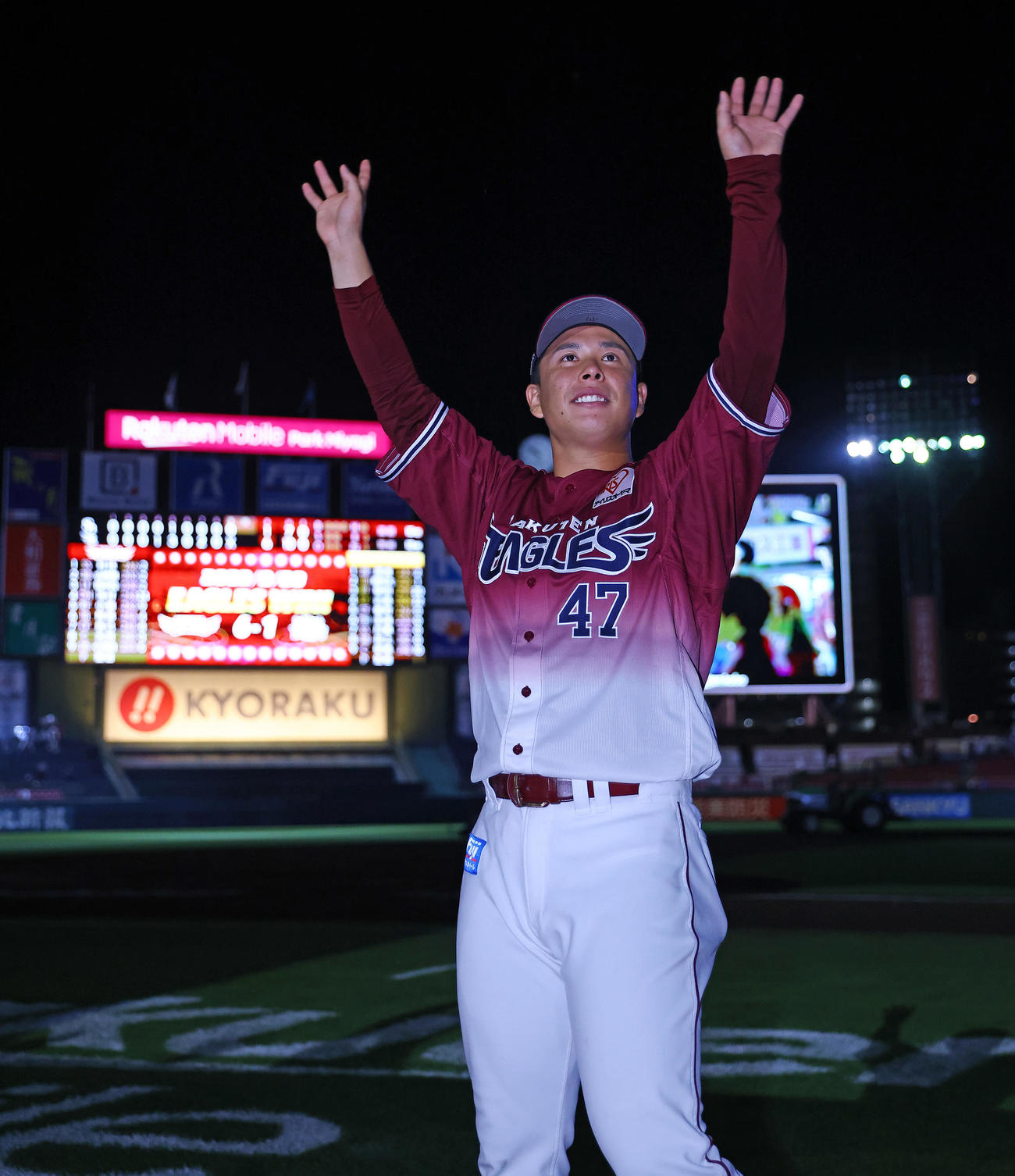 楽天対ソフトバンク　ソフトバンクに連勝しヒーローの楽天藤井はファンの声援に笑顔で応える（撮影・垰建太）