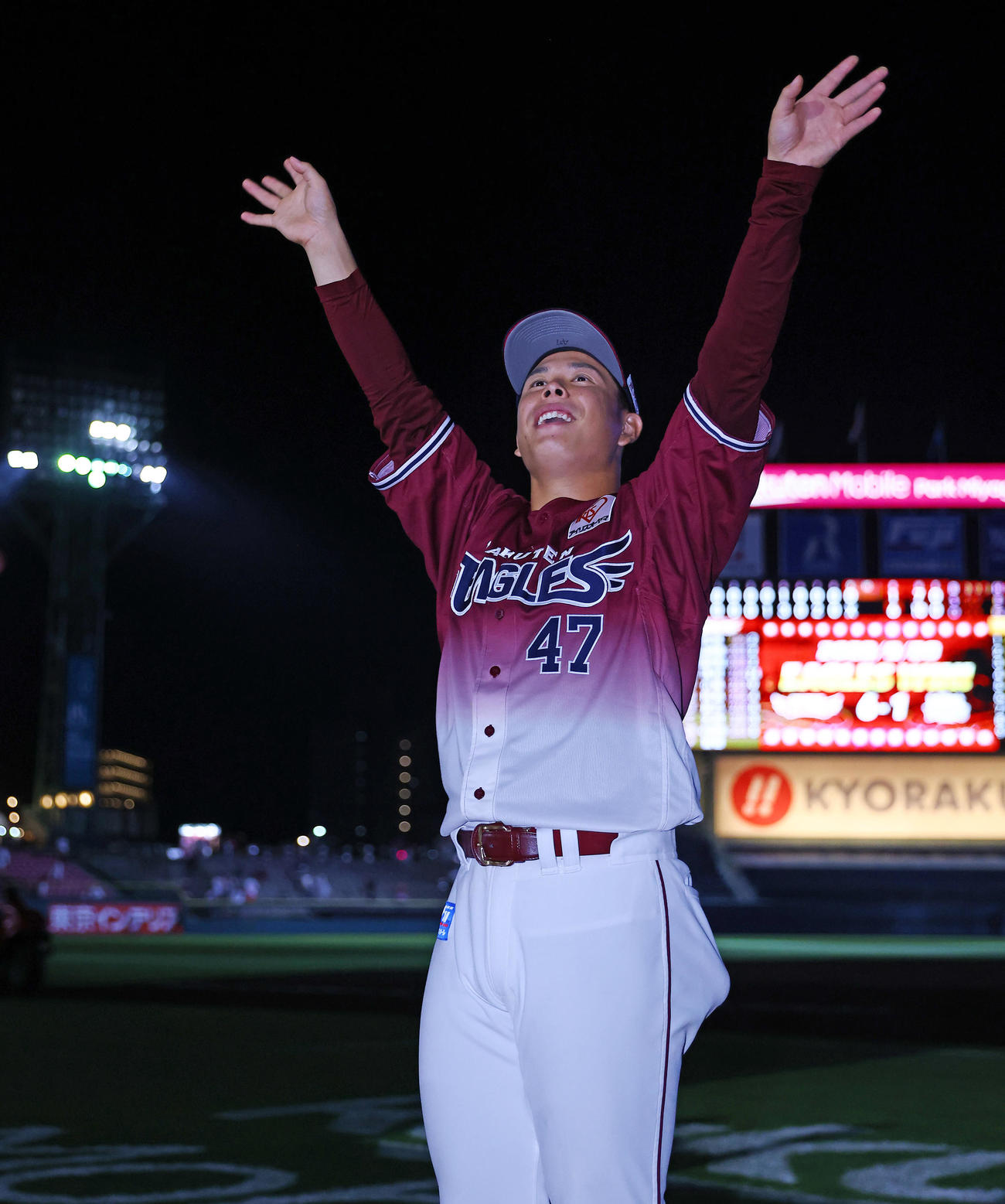 楽天対ソフトバンク　ソフトバンクに連勝しヒーローの楽天藤井はファンの声援に笑顔で応える（撮影・垰建太）