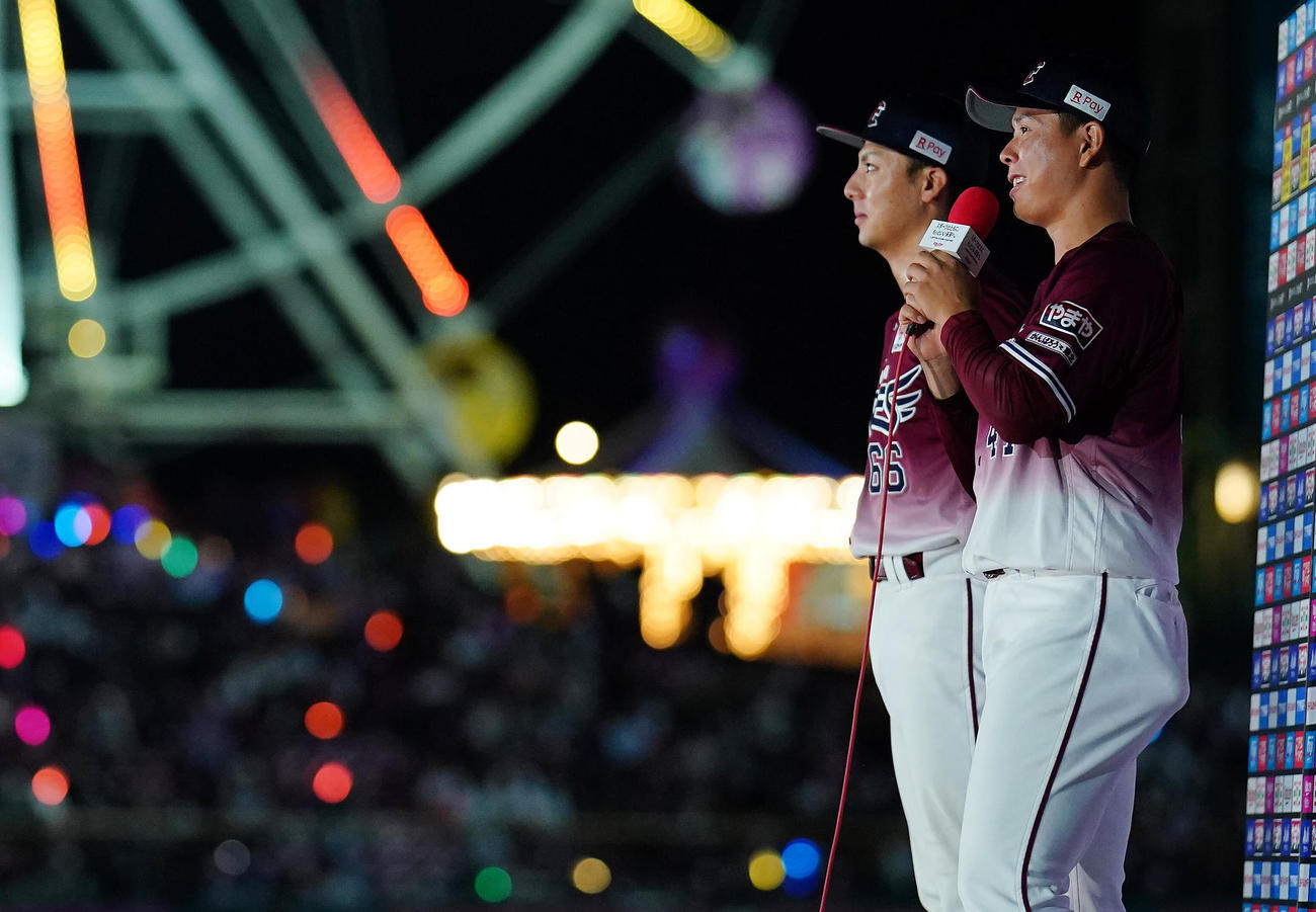 楽天対ソフトバンク　ソフトバンクに連勝しお立ち台で楽天村林（左）と笑顔でヒーローインタビューに応じる藤井（撮影・垰建太）