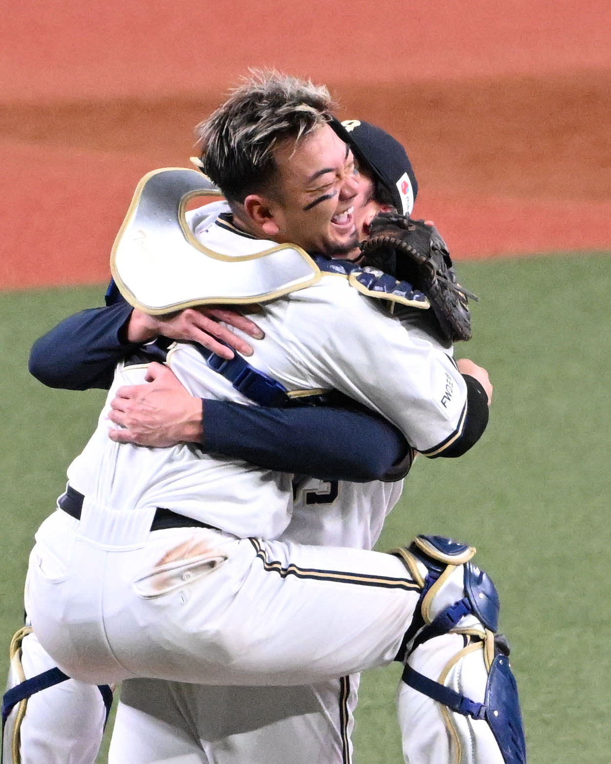 オリックス対ロッテ　パ・リーグ優勝を果た山崎颯と抱き合う森（手前）（撮影・石井愛子）