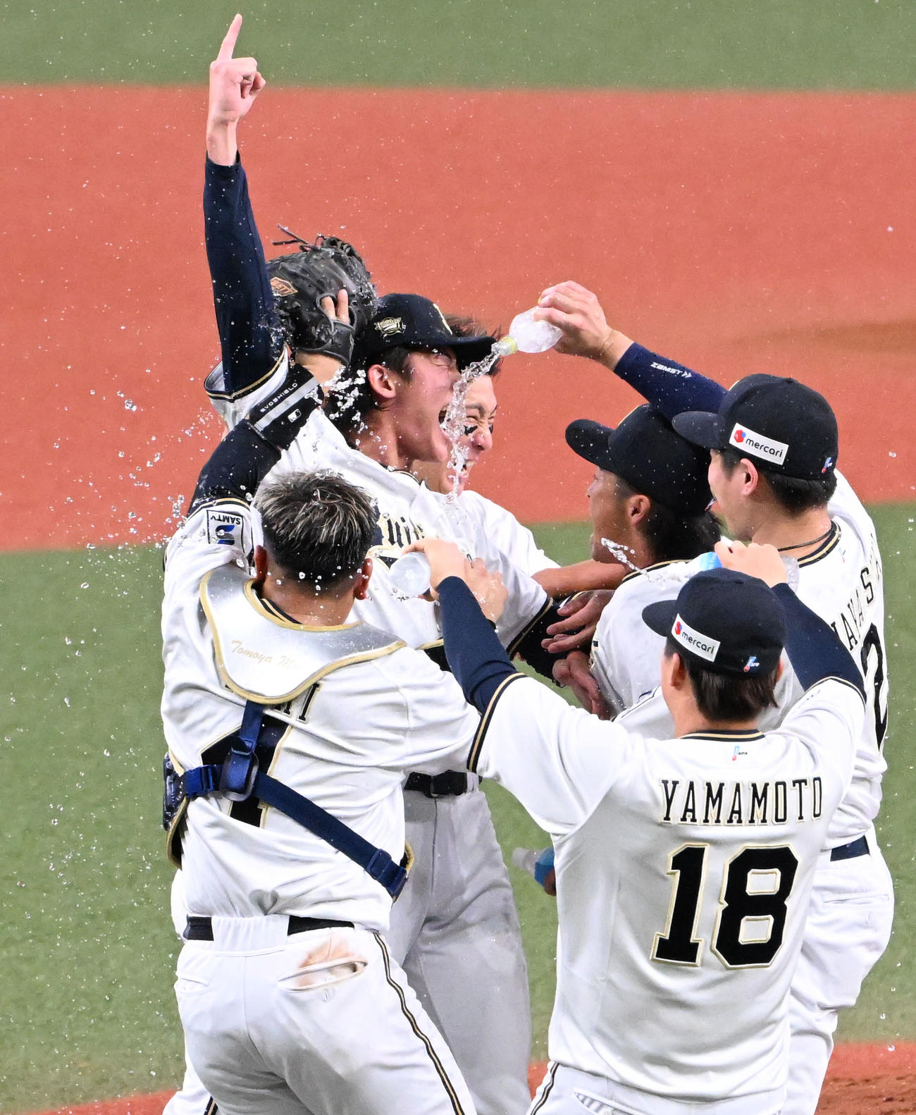 山崎颯（左上）に水をかける若月（右上）、森（左下）に水をかける山本（右下）（撮影・石井愛子）
