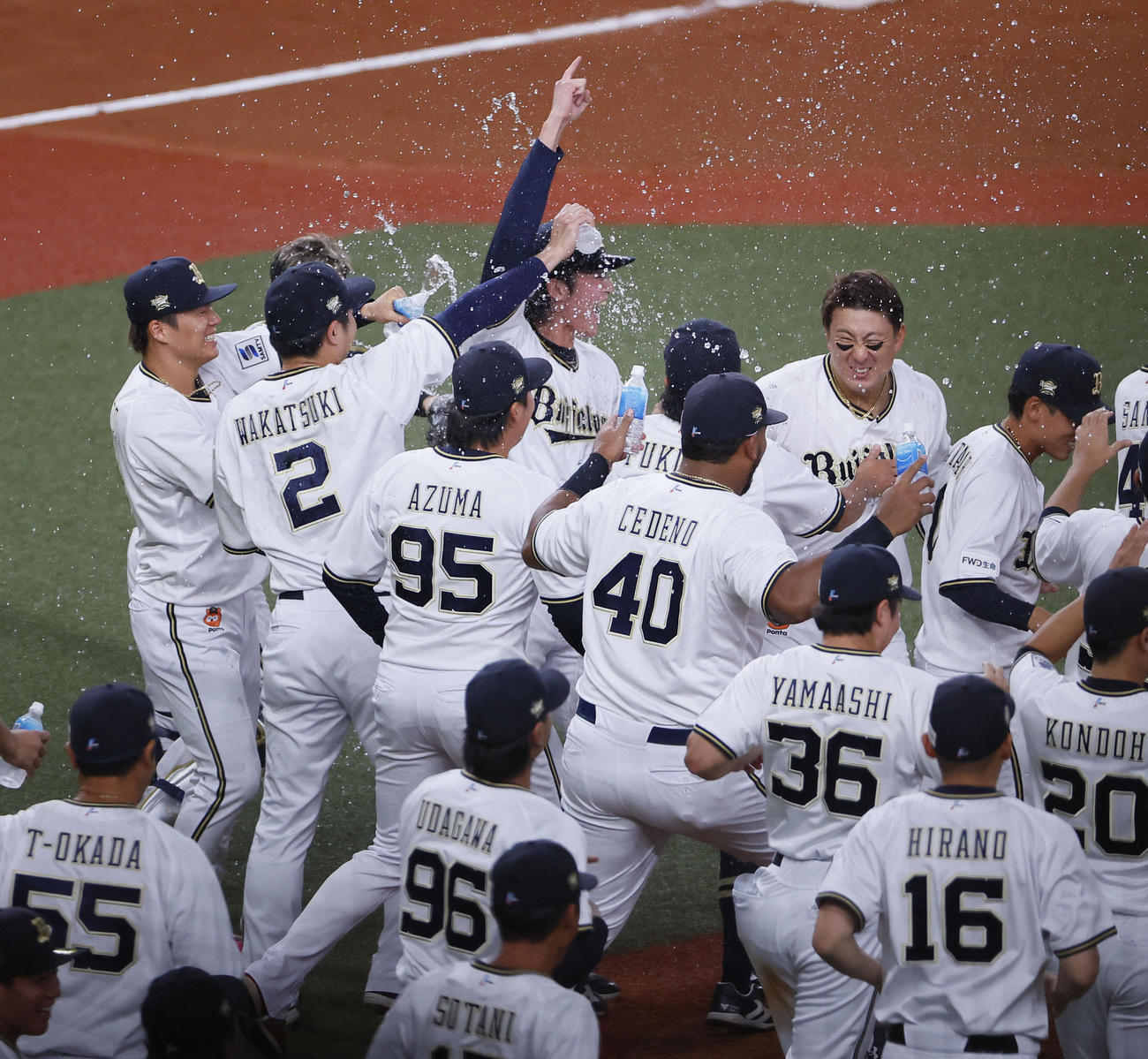 オリックス対ロッテ　リーグ優勝を決め、喜ぶ山本（左端）山崎颯（中央）、杉本（奥右から2人目）らオリックスナイン（撮影・藤尾明華）