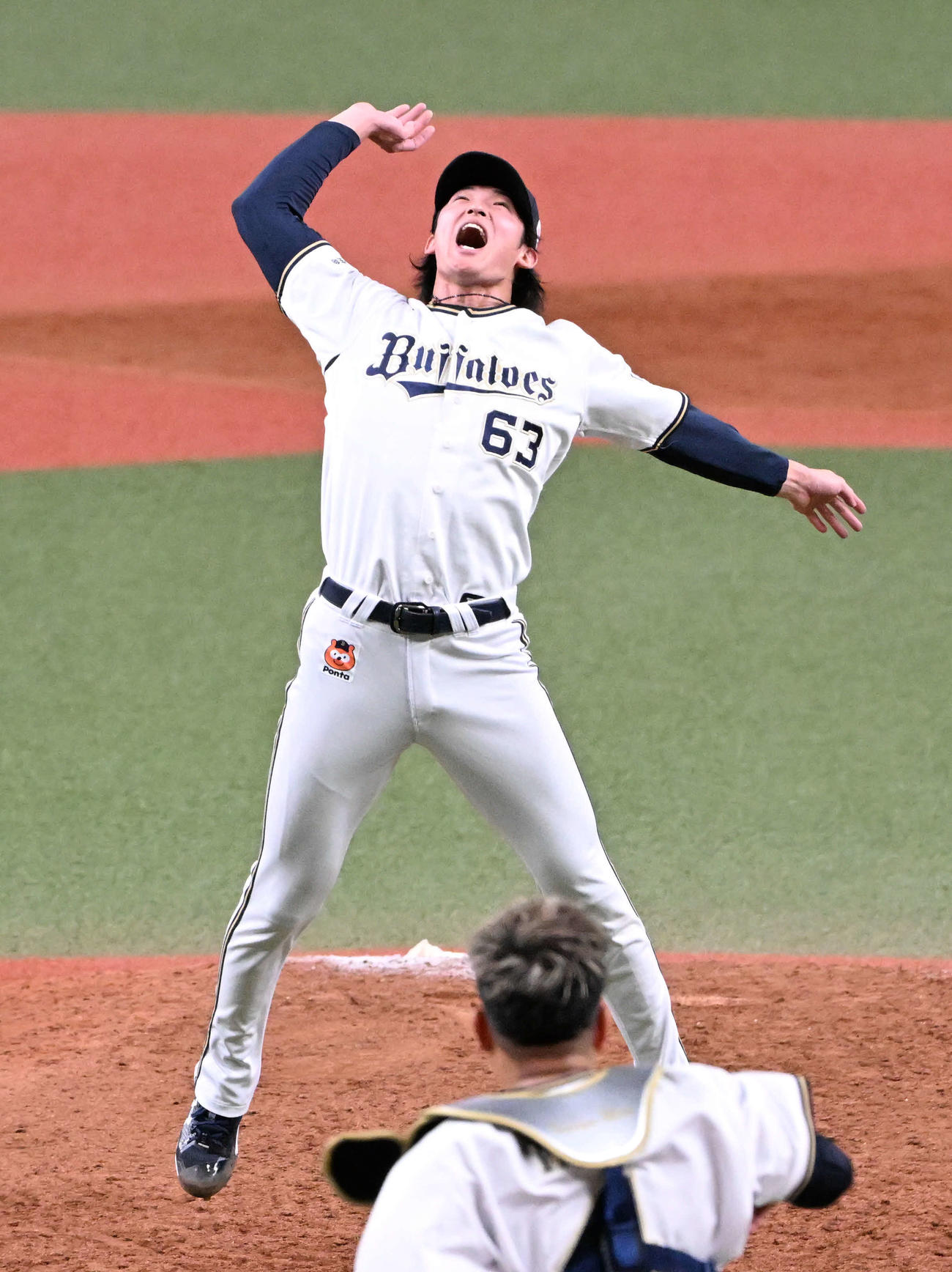 オリックス対ロッテ　パ・リーグ優勝を果たした山崎颯はグラブを投げて喜ぶ（撮影・石井愛子）