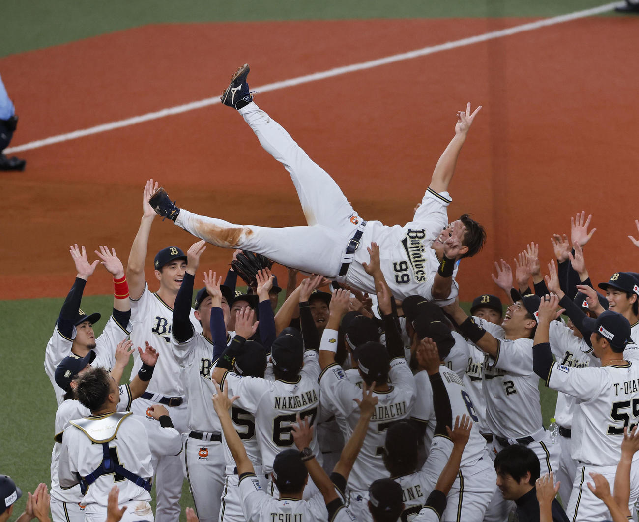 オリックス対ロッテ　リーグ優勝を決め、ナインに胴上げされるオリックス杉本（撮影・藤尾明華）