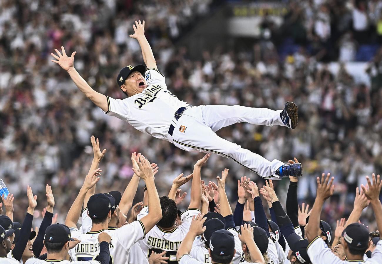 プロ野球パ・リーグで3連覇を果たし、胴上げされるオリックスの中嶋聡監督（共同）