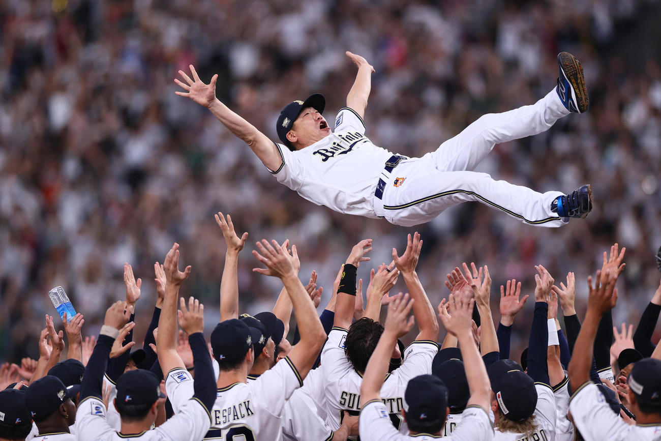 オリックス対ロッテ　パ・リーグ3連覇を決め、ナインに胴上げされるオリックス中嶋監督（撮影・上山淳一）