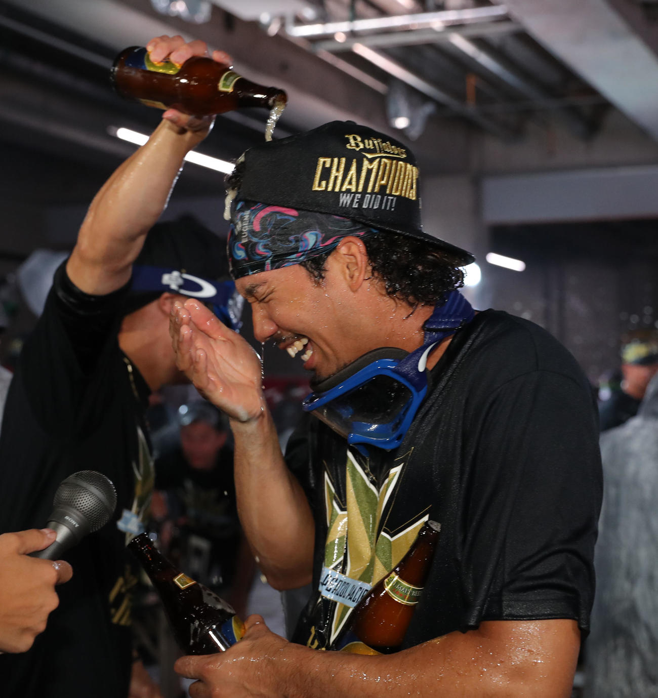 祝勝会でビールをかけられるオリックス宗（撮影・前田充）