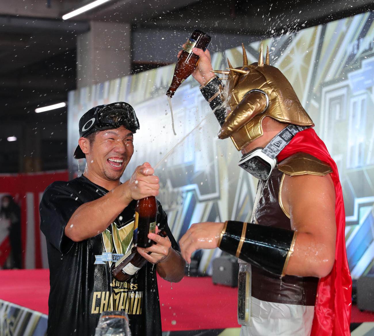 杉本裕太郎（右）にビールをかける頓宮裕真