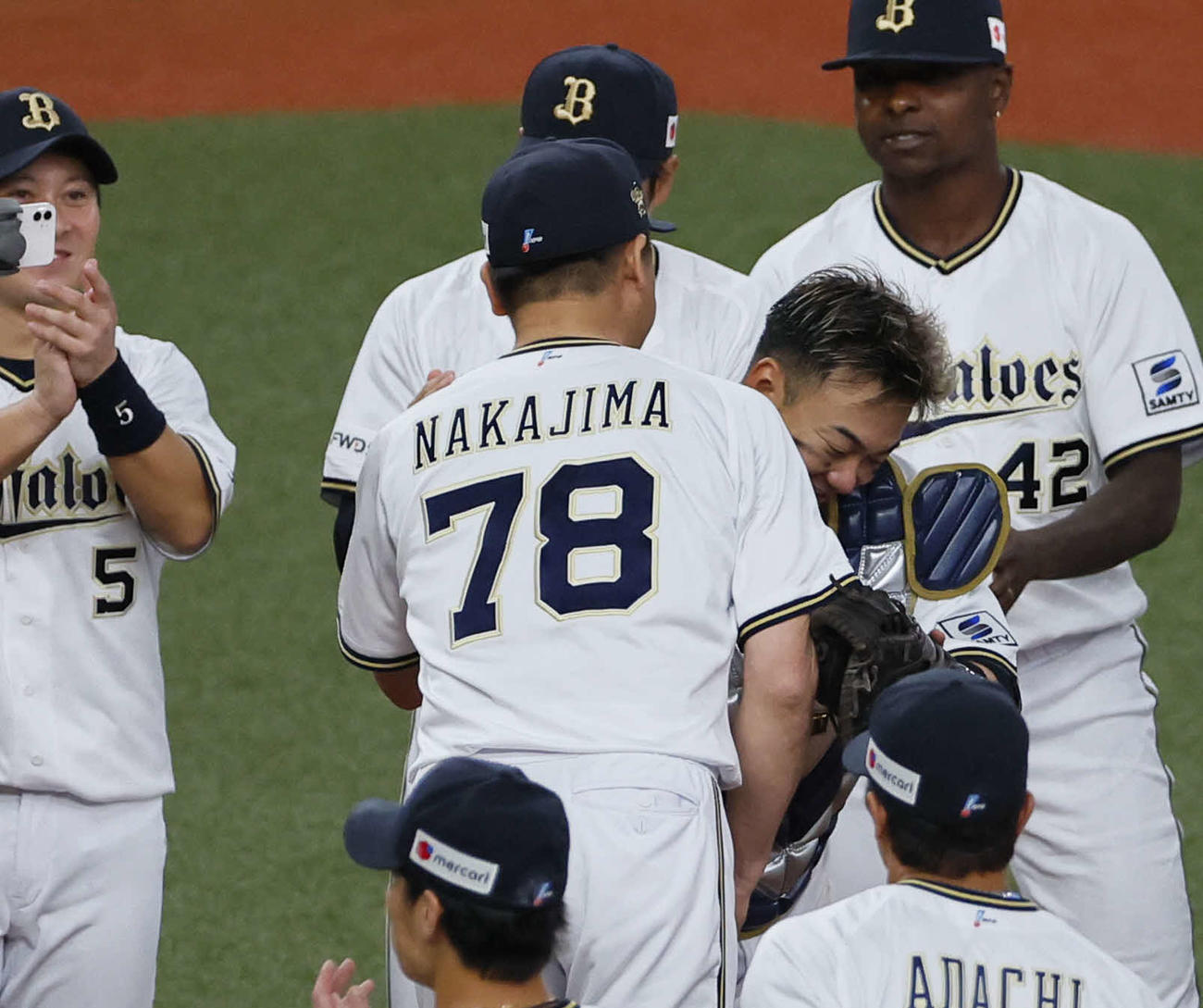 オリックス対ロッテ　リーグ優勝を決め、抱き合うオリックス中嶋監督（中央）と森（撮影・藤尾明華）