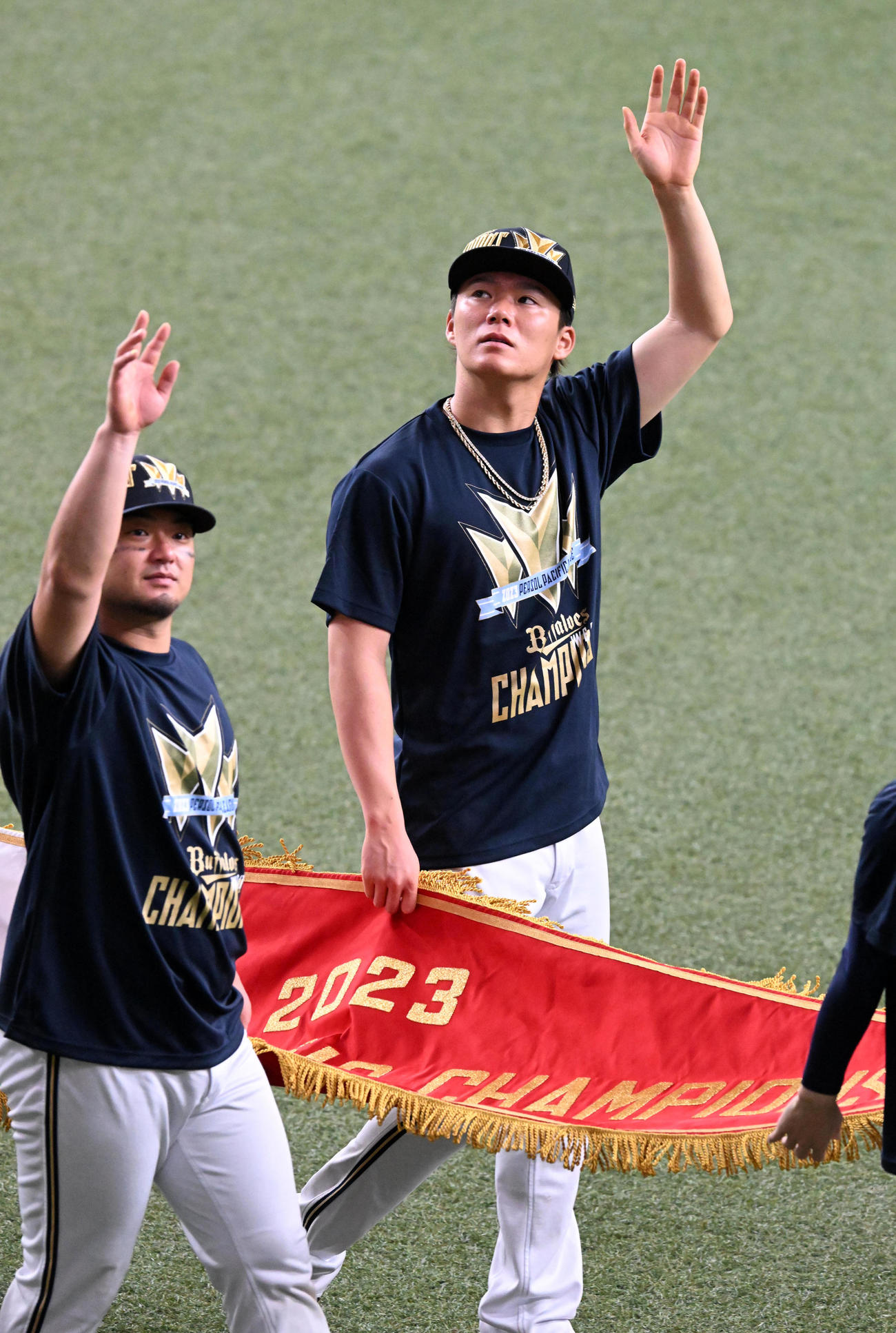 オリックス対ロッテ　パ・リーグ3連覇を達成、ペナントを手にファンの声援に応える森（左）と山本（撮影・前岡正明）