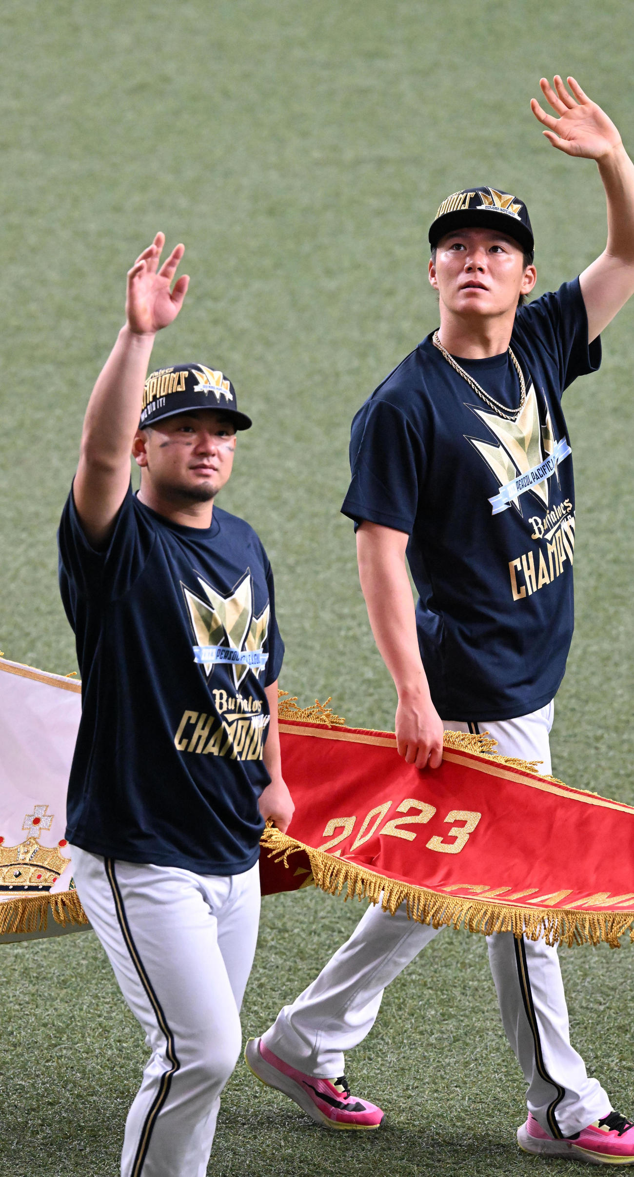オリックス対ロッテ　パ・リーグ3連覇を達成、ペナントを手にファンの声援に応える森（左）と山本（撮影・前岡正明）