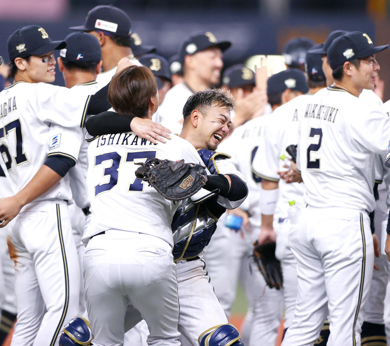 パ・リーグ3連覇し、歓喜するオリックス森（中央）らナイン（撮影・上山淳一）