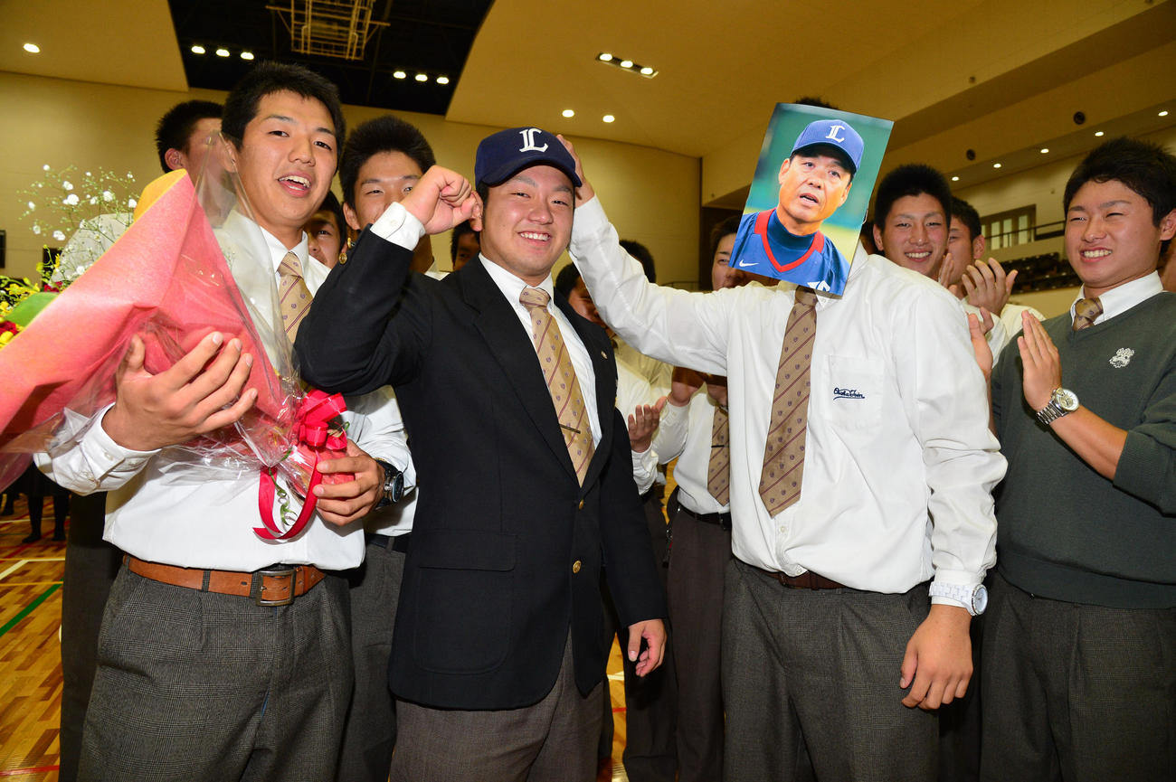 2013年プロ野球ドラフト会議　西武から単独1位指名を受け伊原春樹監督？から祝福される大阪桐蔭・森友哉。左は久米健夫