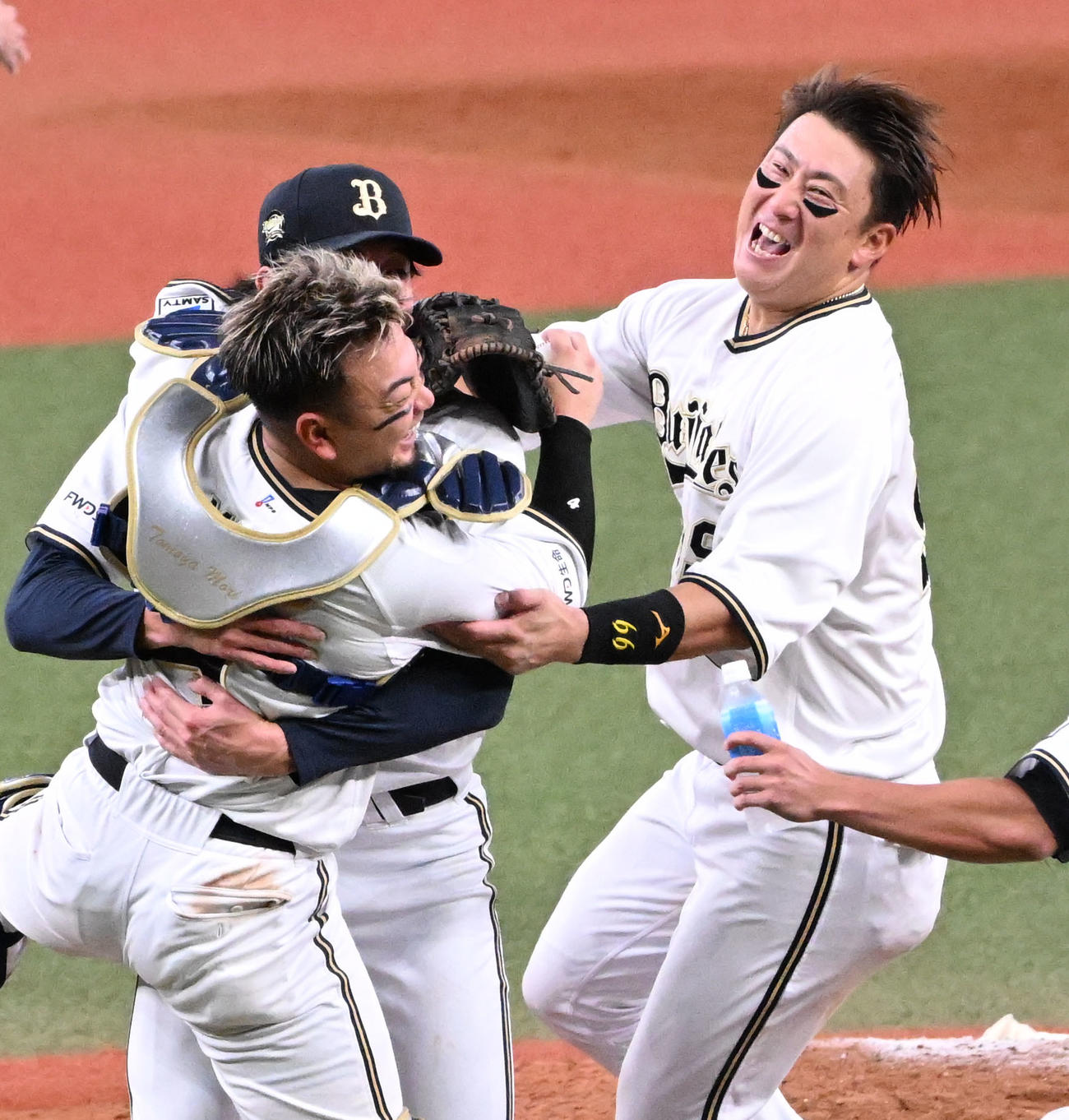 リーグ優勝を果たし山崎颯と抱き合う森（左）、杉本（右）（撮影・石井愛子）
