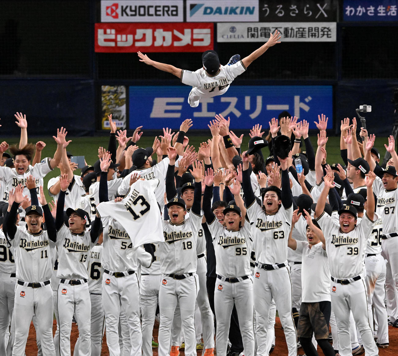 オリックス対ロッテ　パ・リーグ3連覇を達成し胴上げされる中嶋監督（後方）と宮城のユニホームを手に喜ぶ山本（中央）らオリックスの選手たち（撮影・前岡正明）