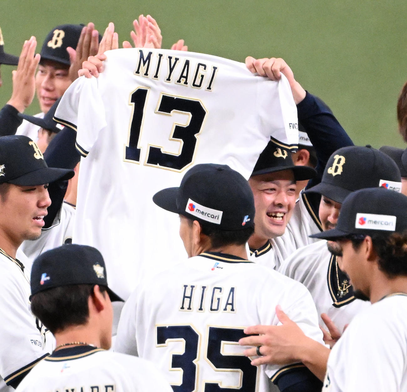 宮城大弥のユニホールを掲げる黒木優太（撮影・石井愛子）