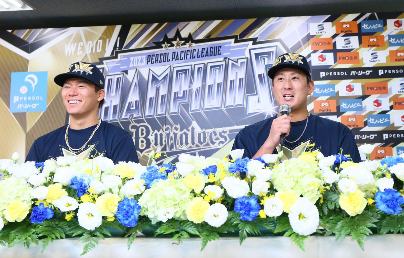 パ・リーグ3連覇を決め、記者会見するオリックス杉本（右）とオリックス山本（撮影・上山淳一）