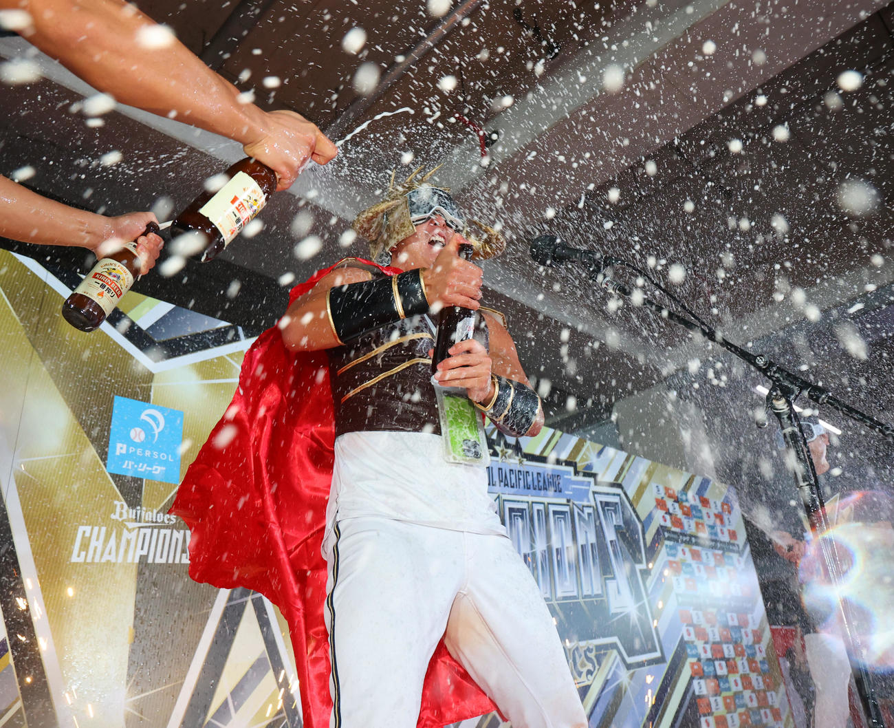 オリックス杉本の音頭で盛大にビール掛けが行われた（代表撮影）