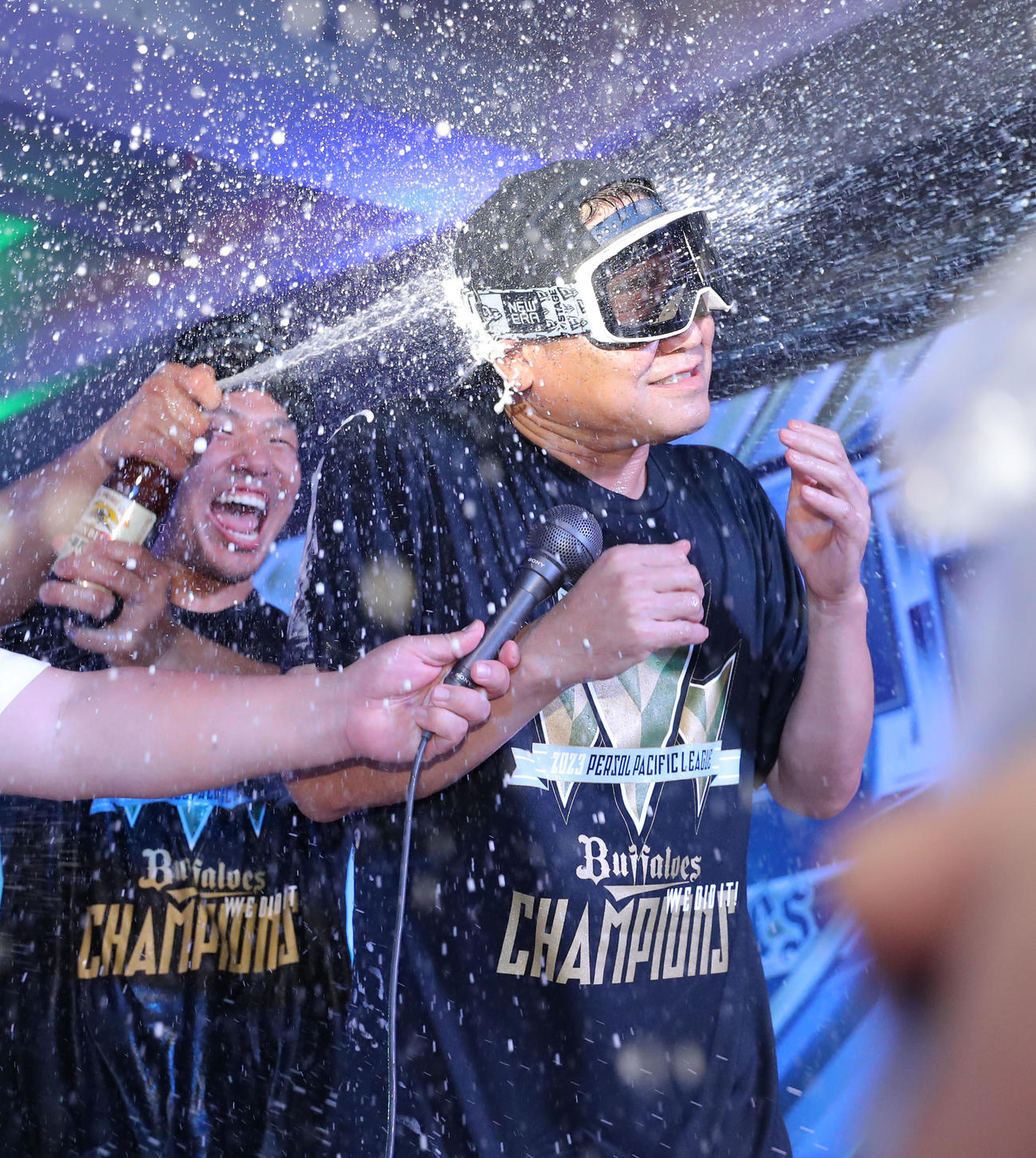 祝勝会でビールをかけられるオリックス中嶋監督（撮影・前田充）