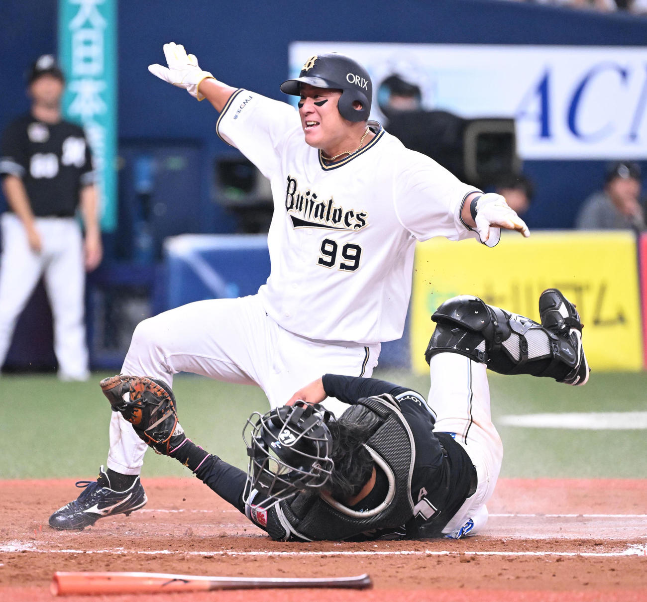 オリックス対ロッテ　7回裏オリックス2死一、二塁、紅林の右前打で生還する杉本（撮影・和賀正仁）