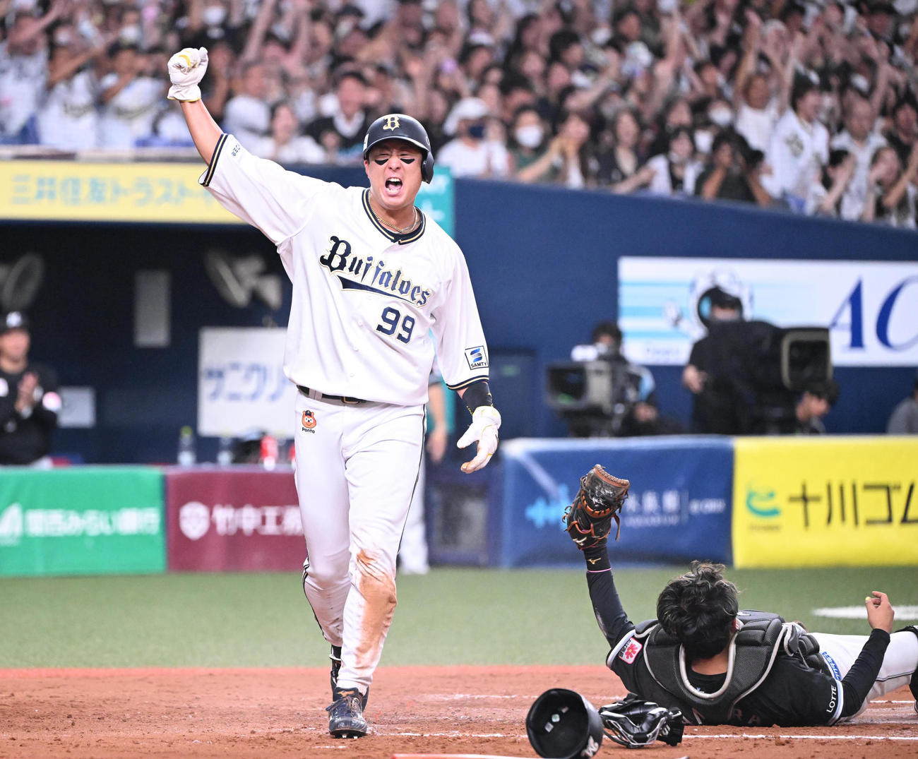 オリックス対ロッテ　7回裏オリックス2死一、二塁、紅林の右前打で生還した杉本はガッツポーズ（撮影・和賀正仁）