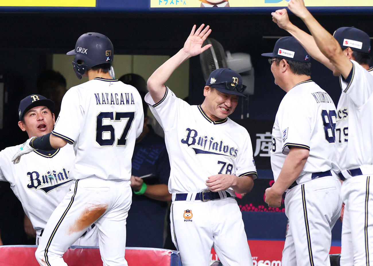 オリックス対ロッテ　7回裏オリックス2死三塁、中嶋監督（中央）は西野の右前適時打で生還の中川圭（左から2人目）とハイタッチする（撮影・上山淳一）